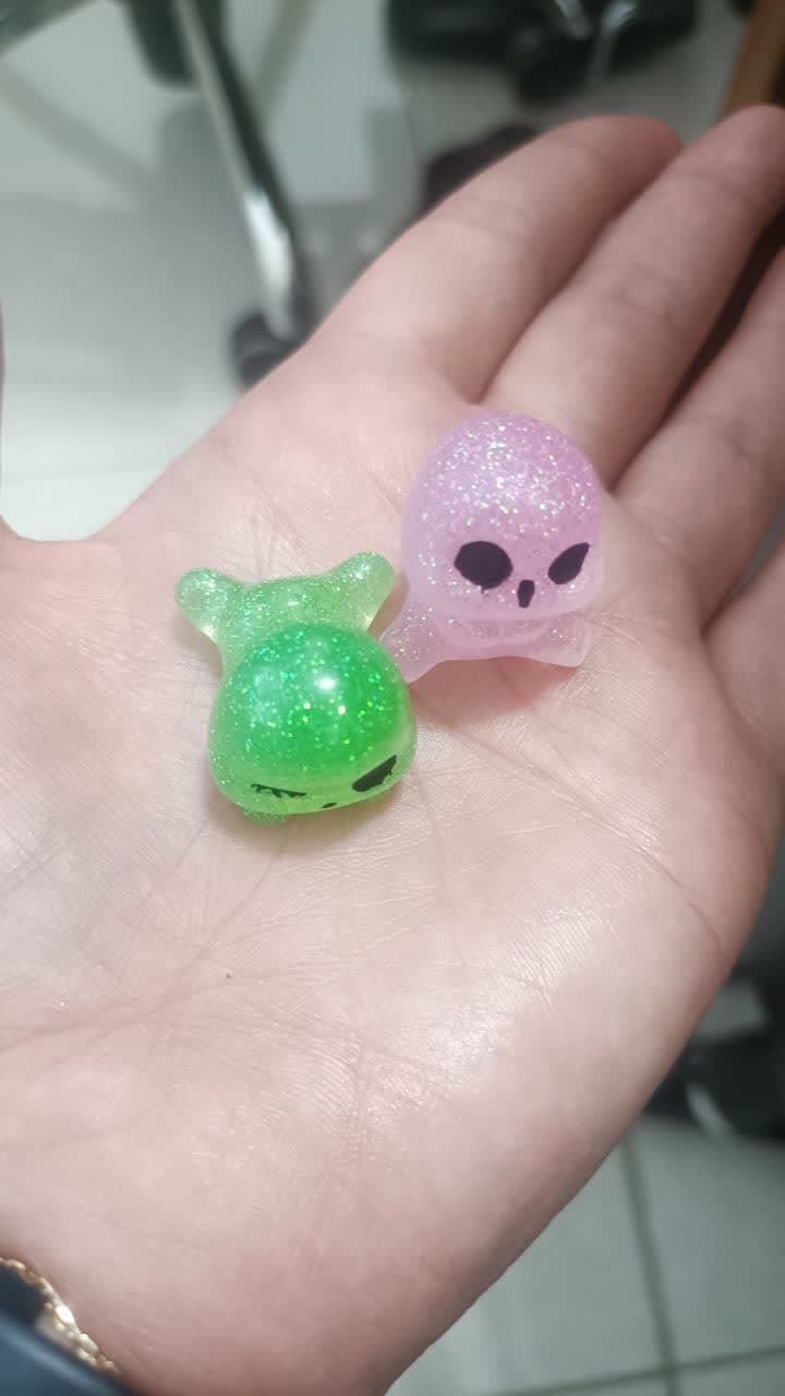 Resin finger puppet