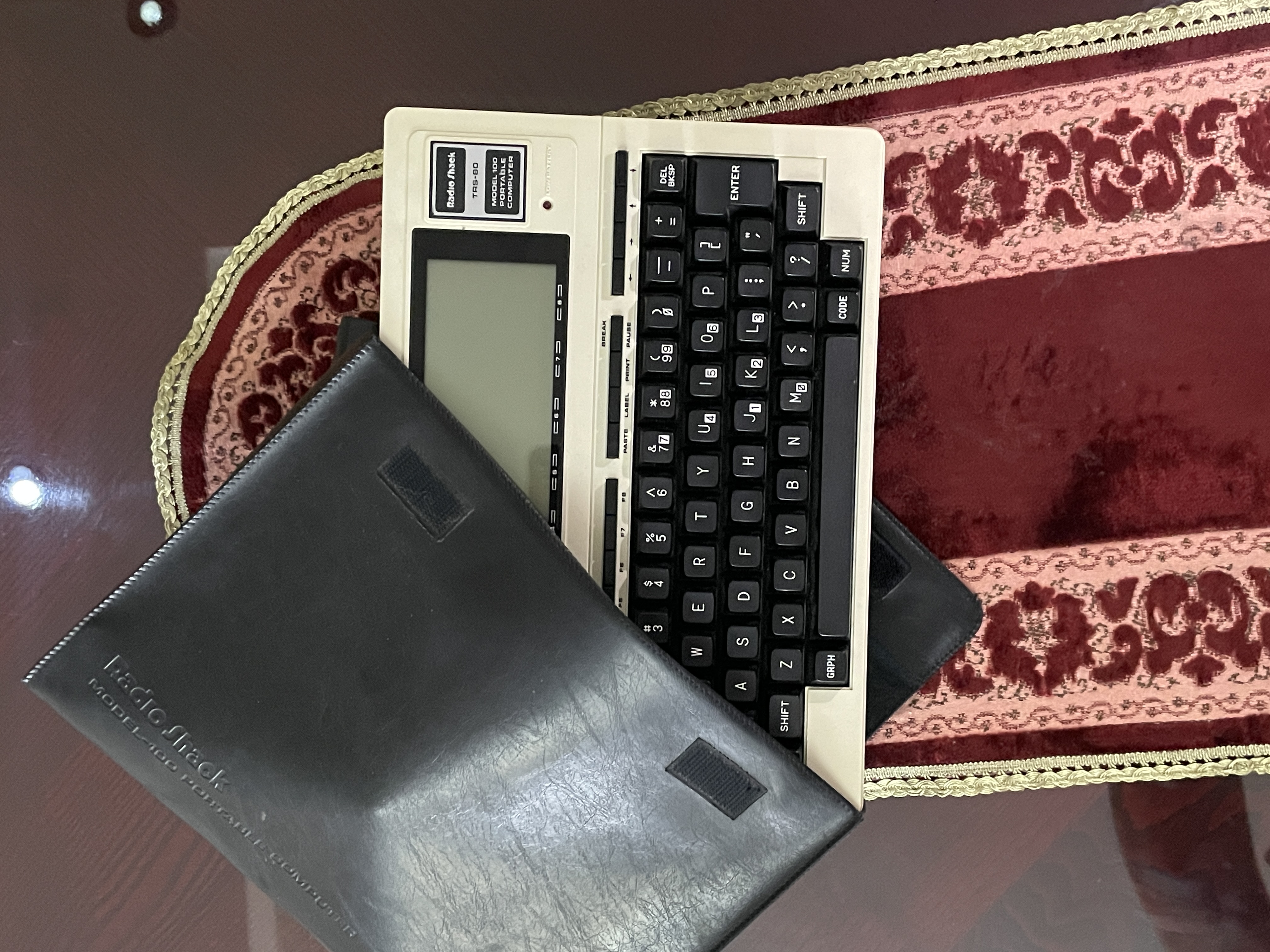 كمبيوتر محمول عتيق نظيف