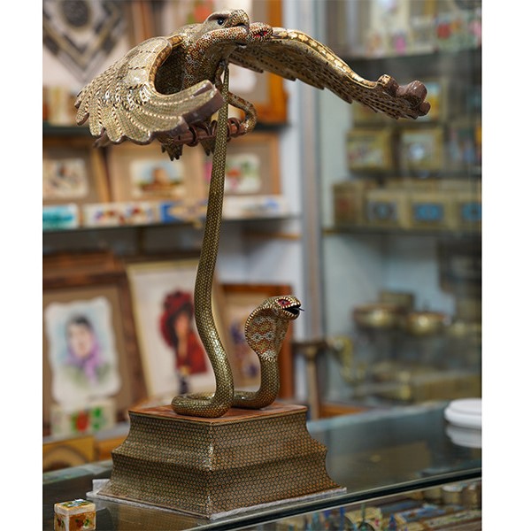 مجسمه خاتم کاری شده نبرد عقاب ومار