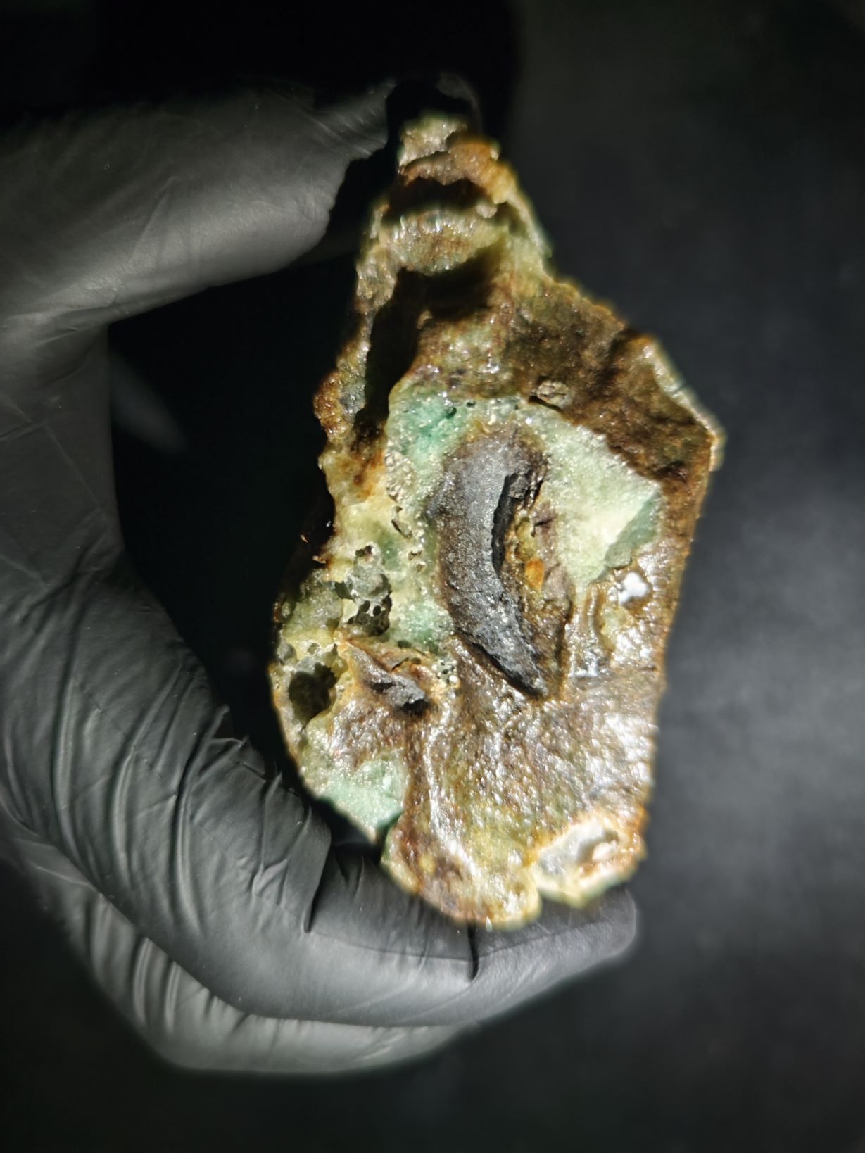 سنگ خاص زیبا. نزدیک به شهاب سنگ