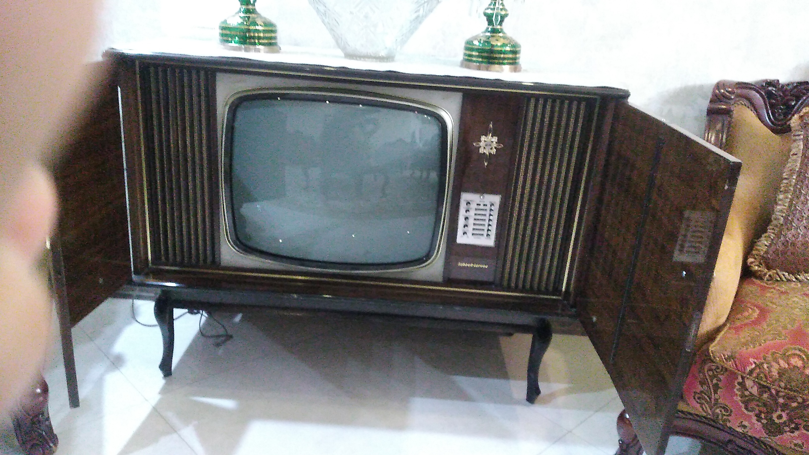 تلوزیون قدیمی آنتیک و کنتور و چراغ سفری