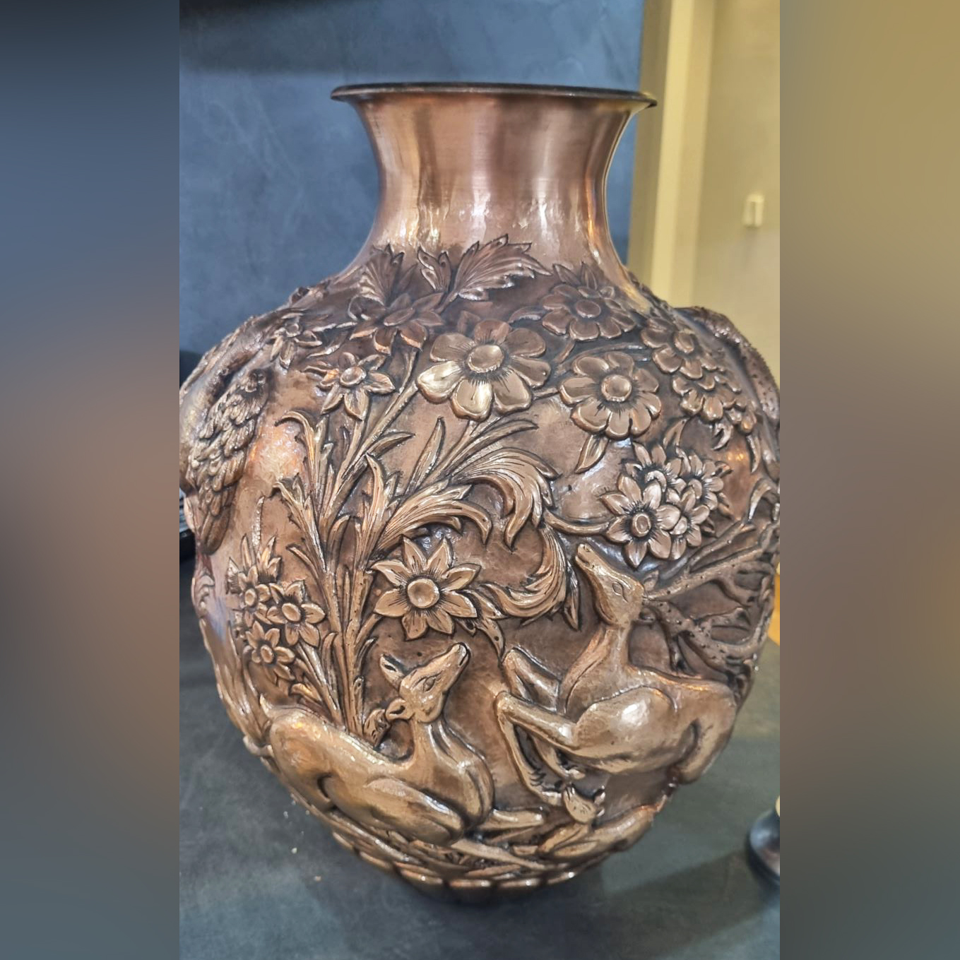 گلدان بزرگ مسی طرح برجسته شکار