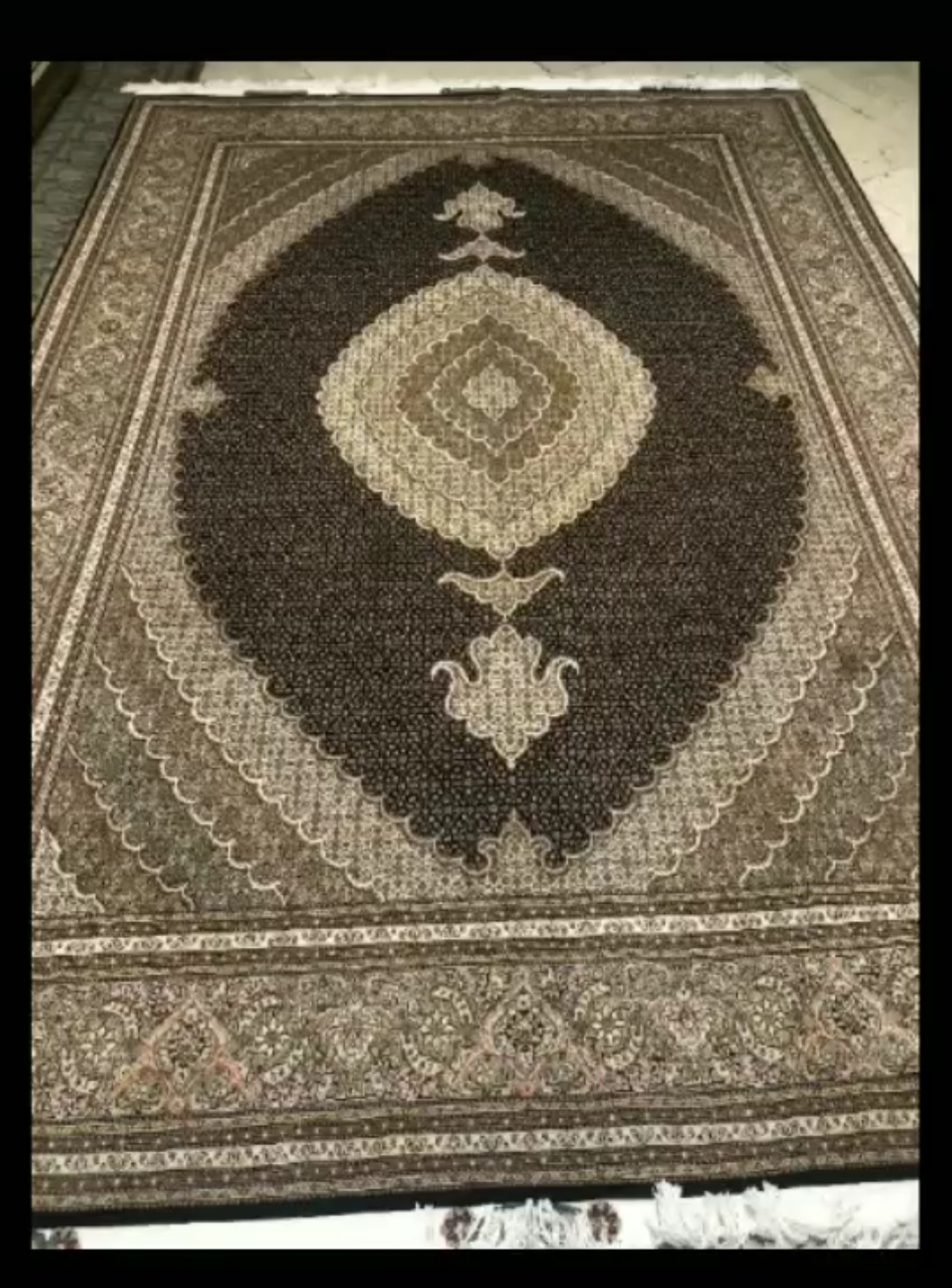 سجادة فارسية منسوجة يدوياً