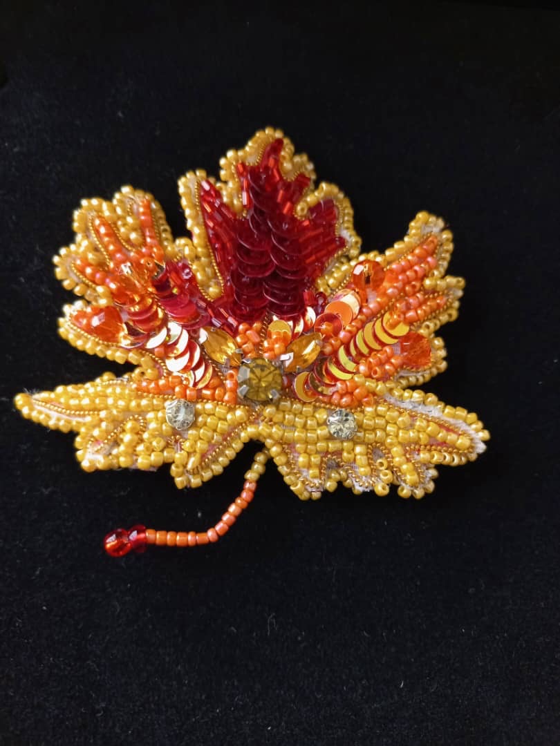 گل سینه کاملا دست دوز