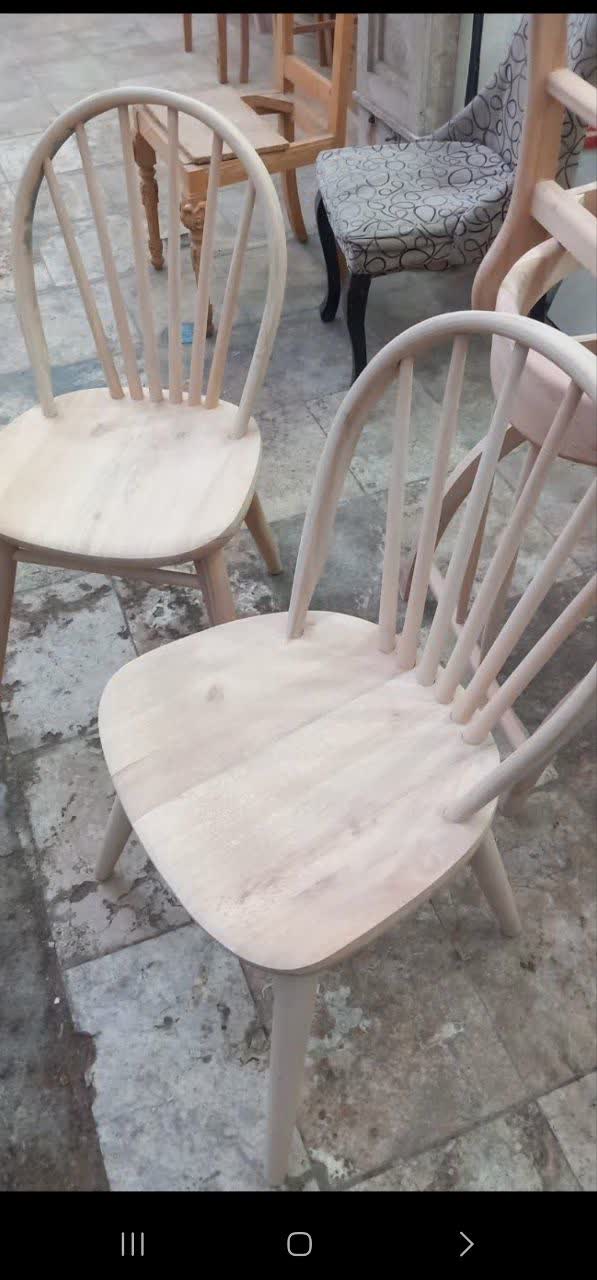 صندلی‌ نهارخوری‌ چوبی‌ خام