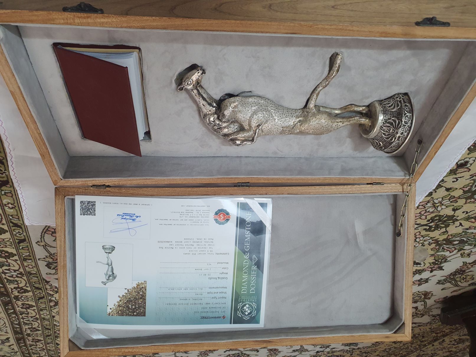 مجسمه دستساز نقره مزین به الماس