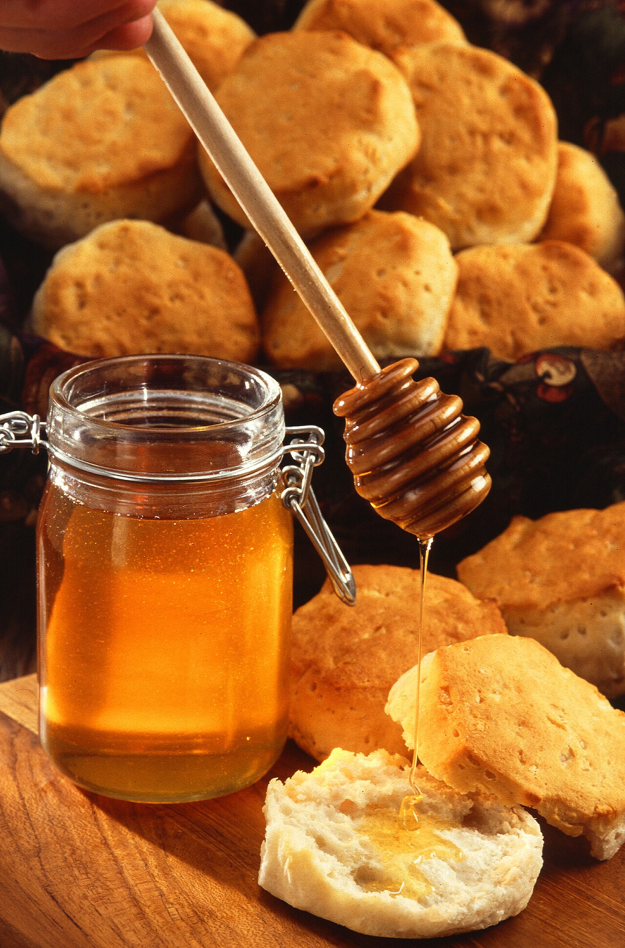 عرقیات گیاهی - عسل طبیعی- روغن زیتون 