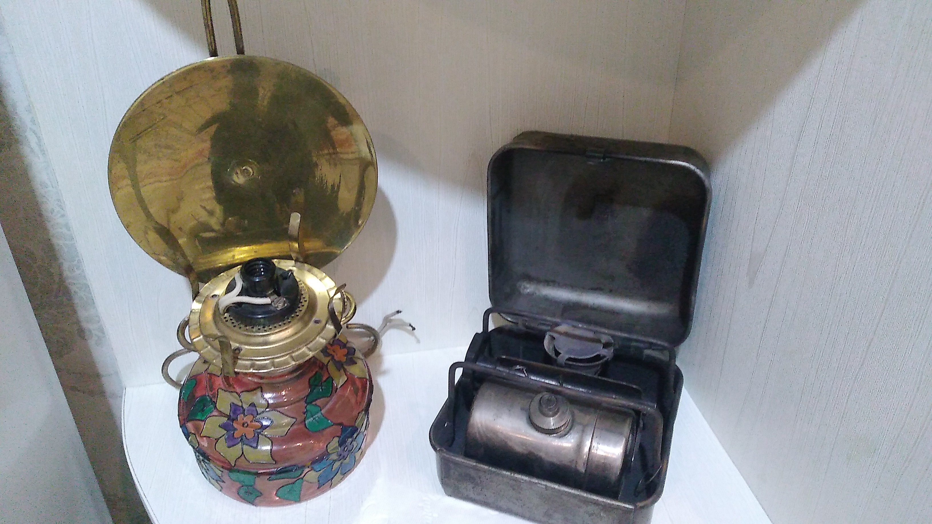 تلوزیون قدیمی آنتیک و کنتور و چراغ سفری