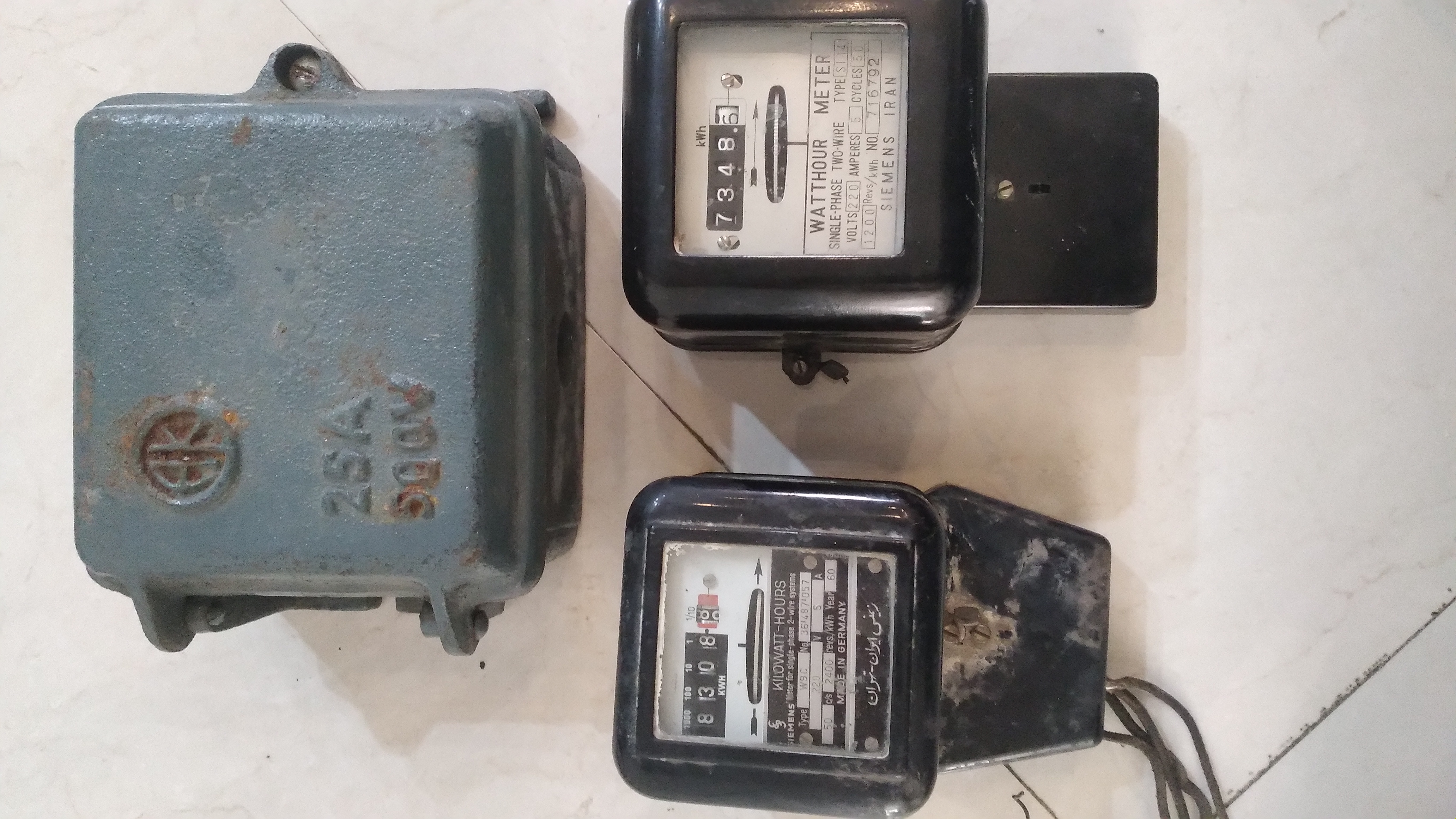 تلوزیون قدیمی آنتیک و کنتور و چراغ سفری