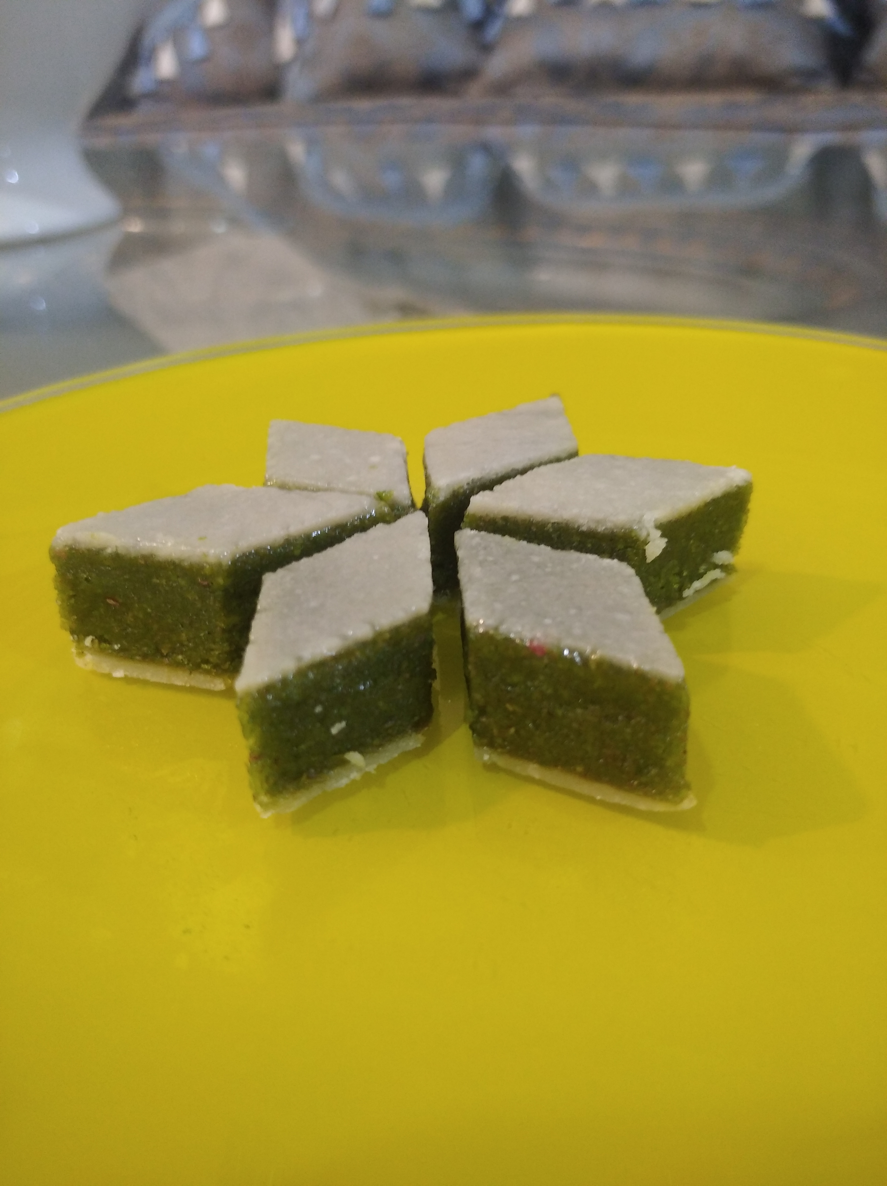 شیرینی خانگی با پسته اعلا