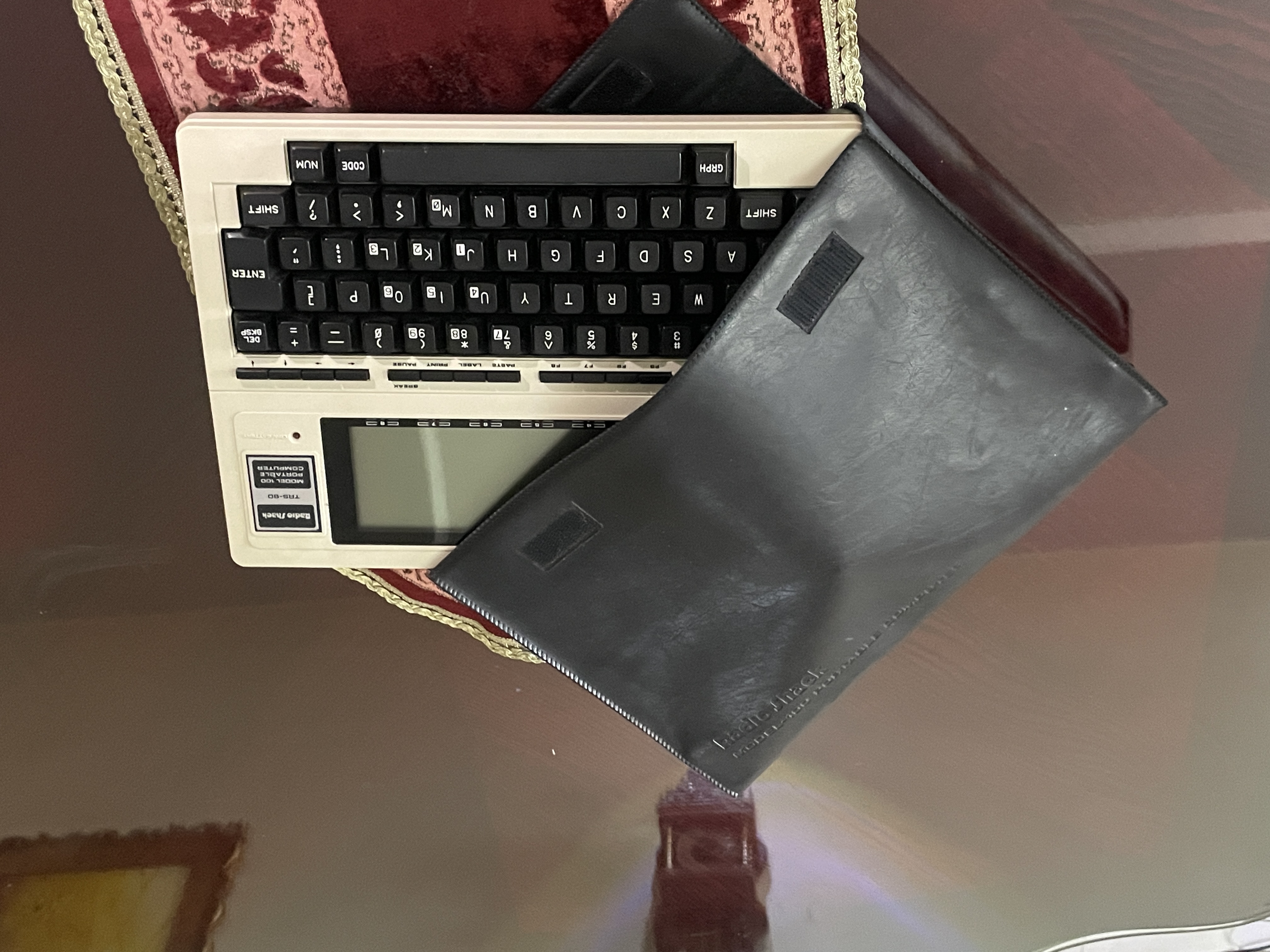 كمبيوتر محمول عتيق نظيف