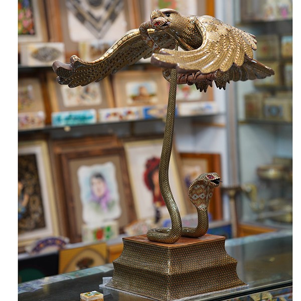 مجسمه خاتم کاری شده نبرد عقاب ومار