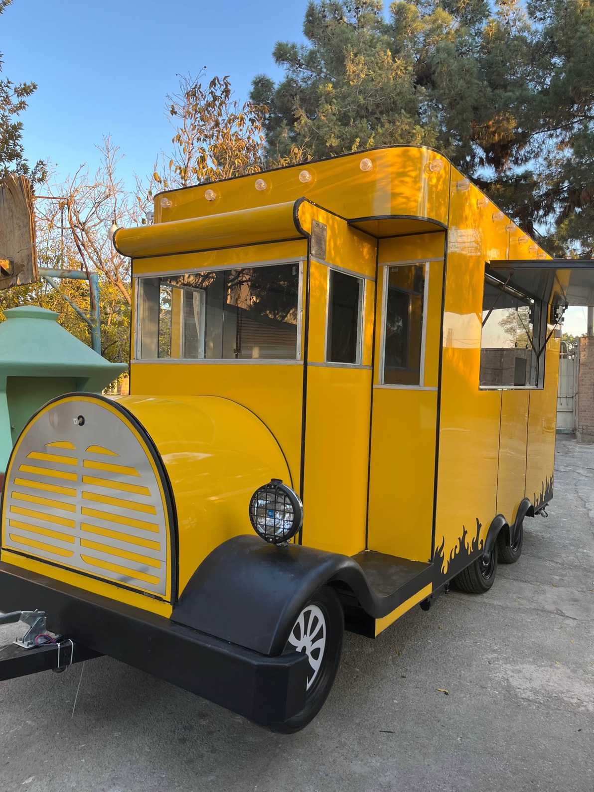 Fixed and mobile kiosks