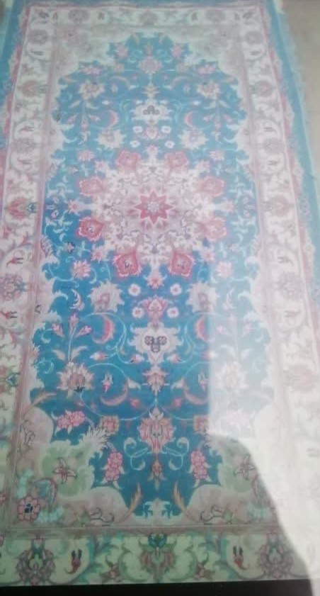 یک فرش دست باف ۱ متر در ۲ متر 