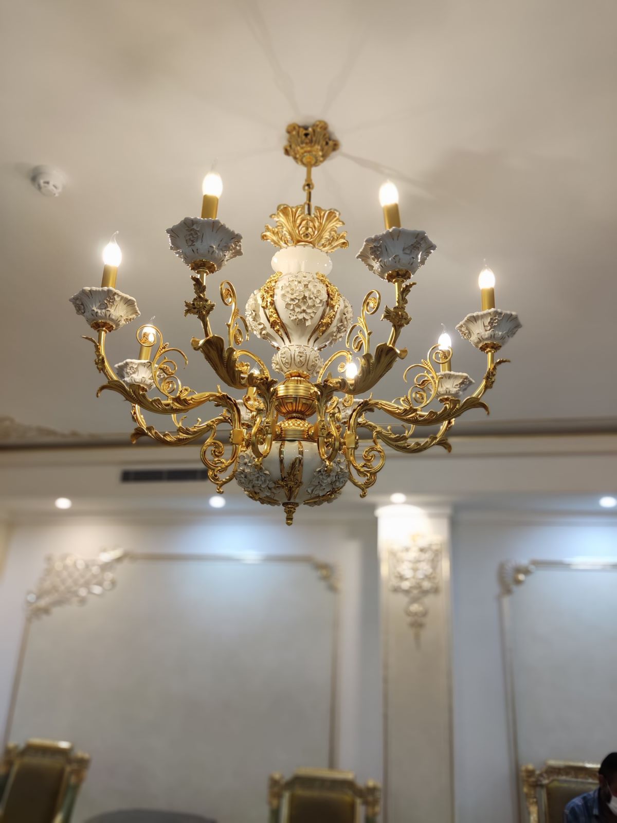 لوستر ۸ شاخه ، تلفیقی از فلز برنج و چینی