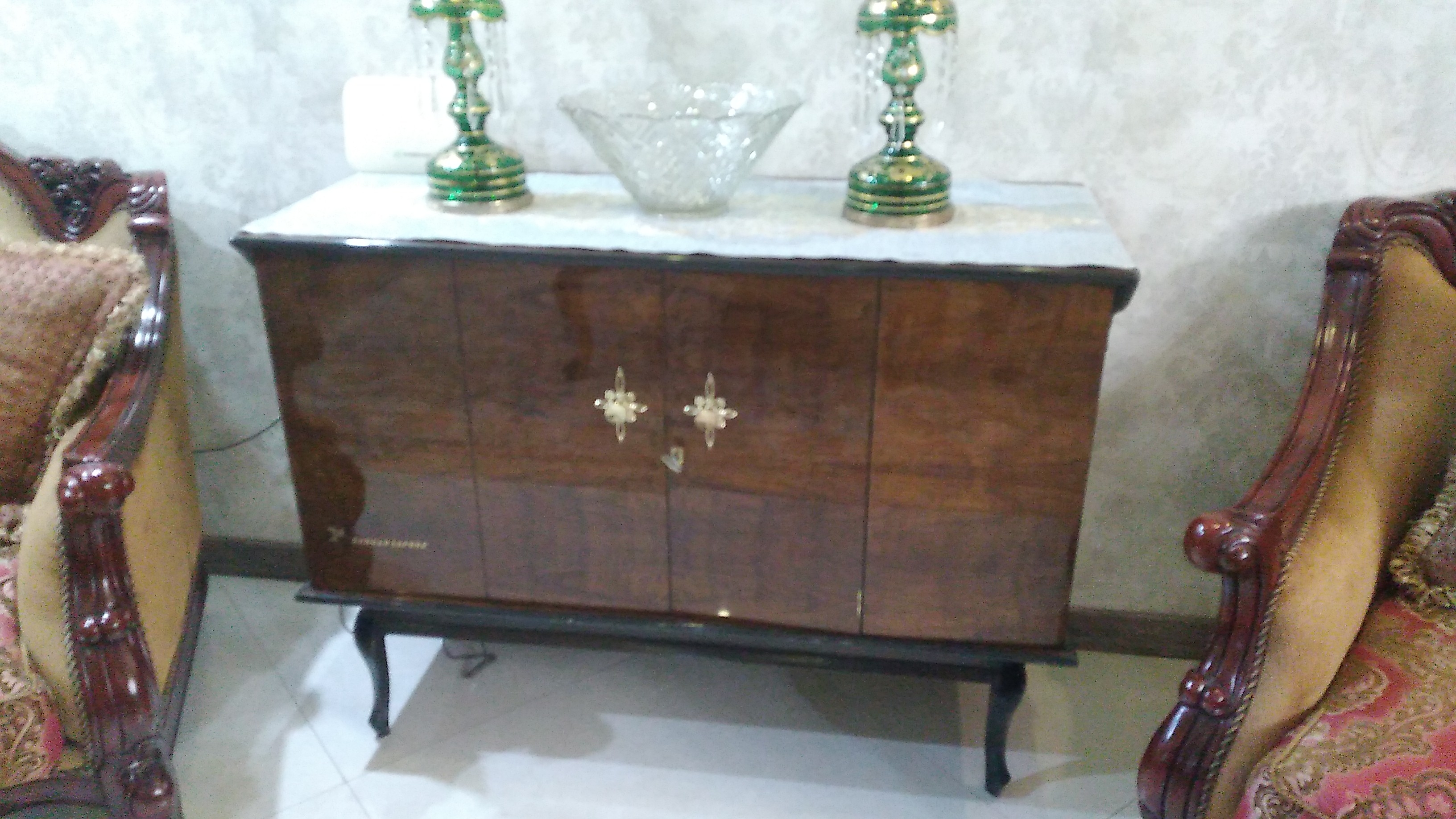 تلوزیون قدیمی آنتیک و کنتور و چراغ سفری