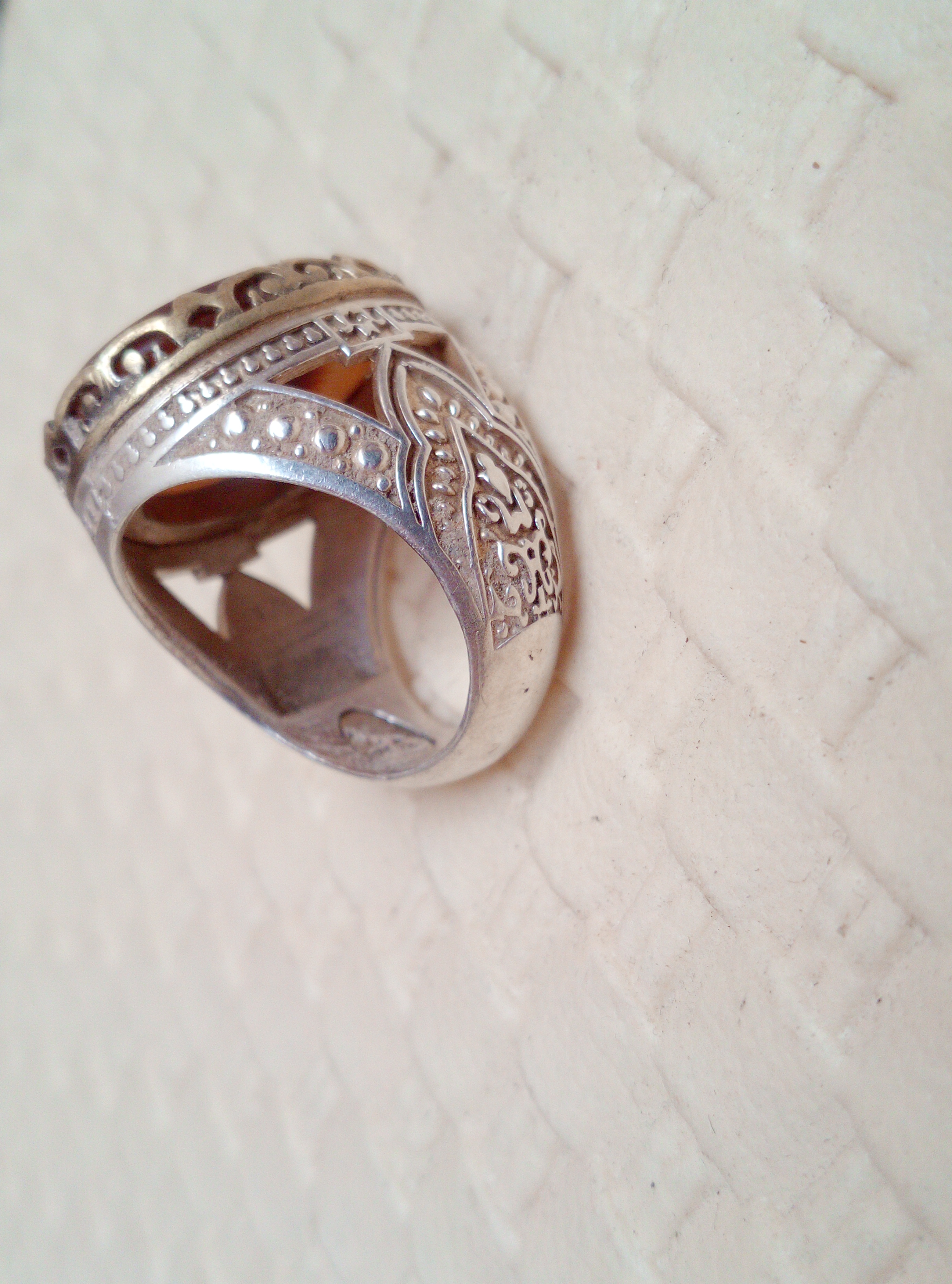 خاتم یحمل الرمز