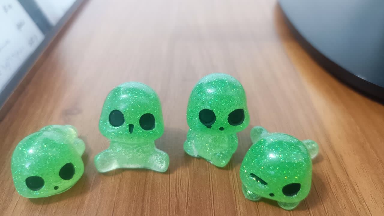 Resin finger puppet