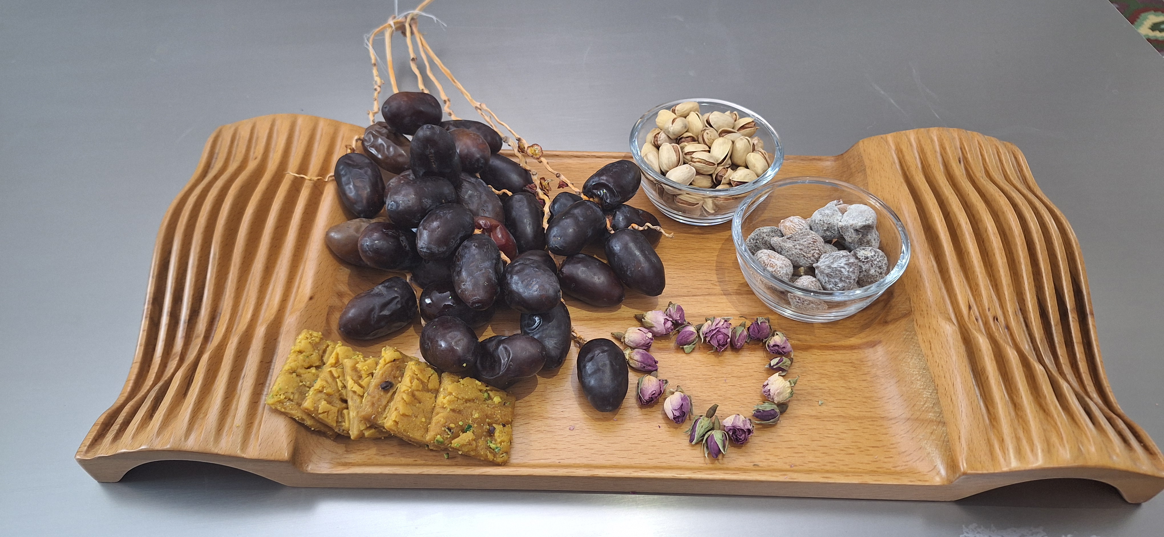 سینی و میز نهارخوری و صندلی چوبی