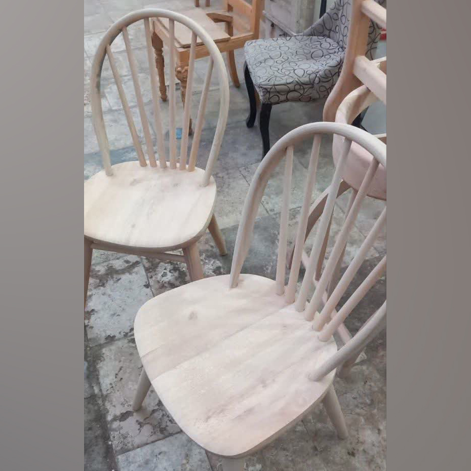 صندلی‌ نهارخوری‌ چوبی‌ خام