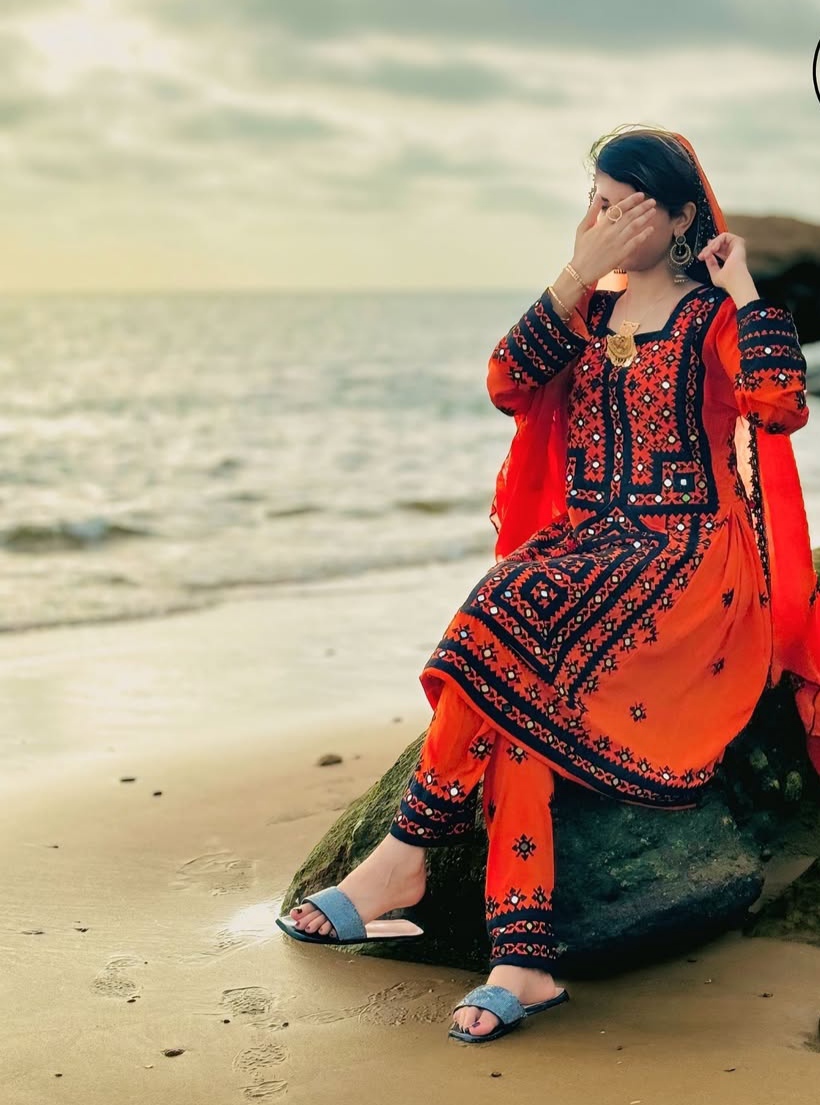 لباس و اکسسوری سنتی و سوزن دوزی 