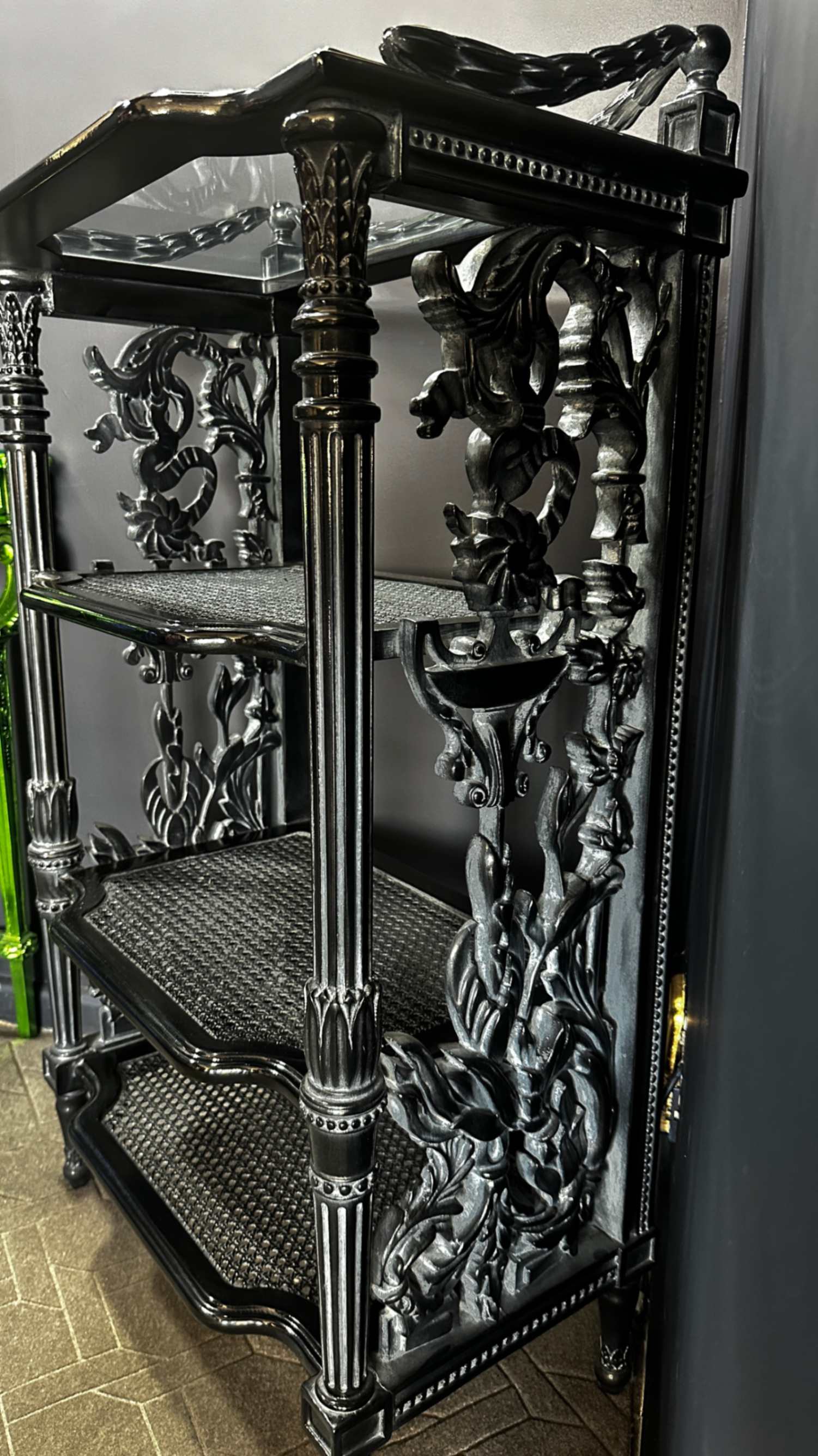 مبلمان و اکسسوری آنتیک