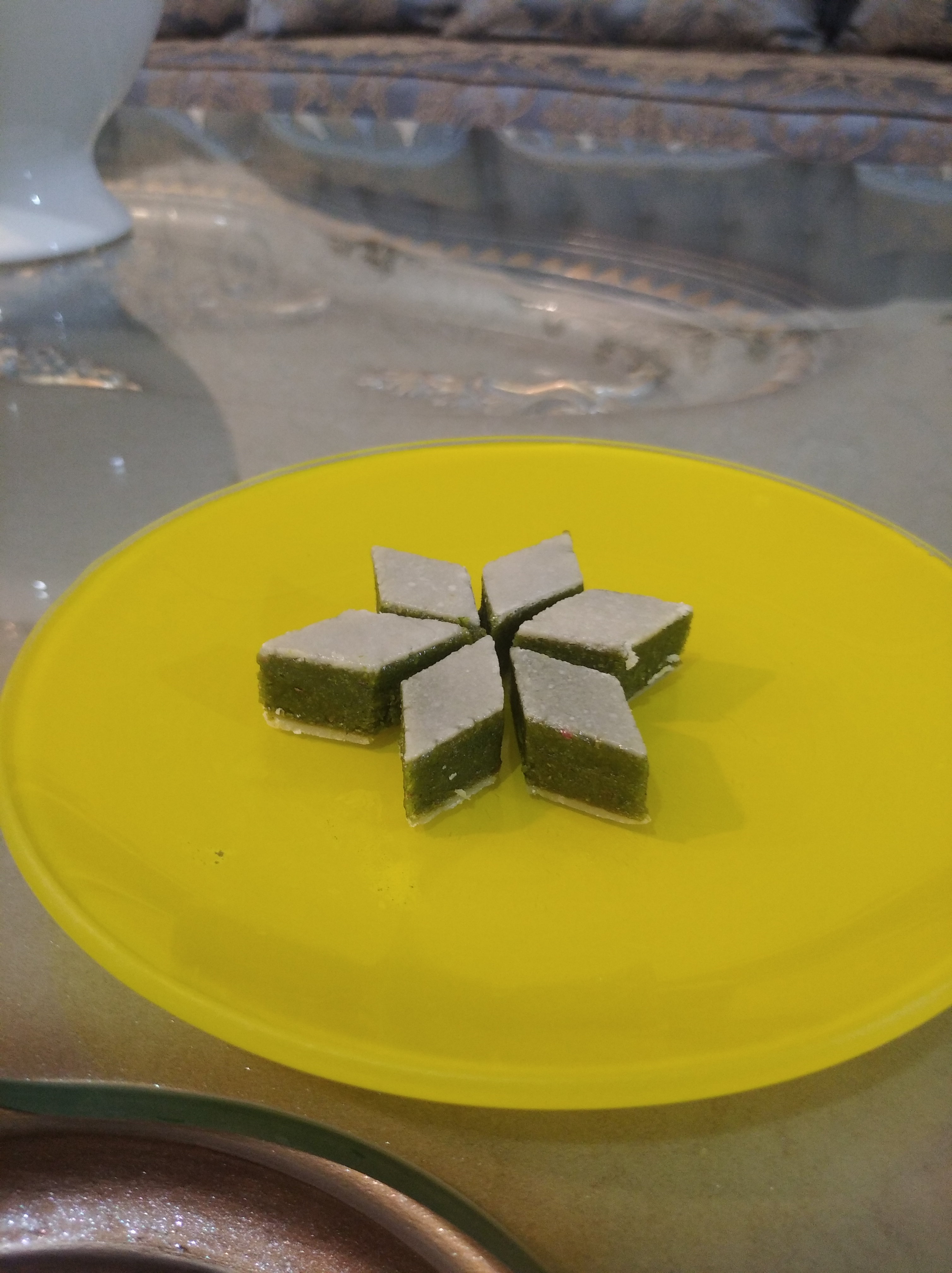 شیرینی خانگی با پسته اعلا