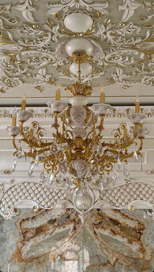 لوستر ۸ شاخه ، تلفیقی از فلز برنج و چینی