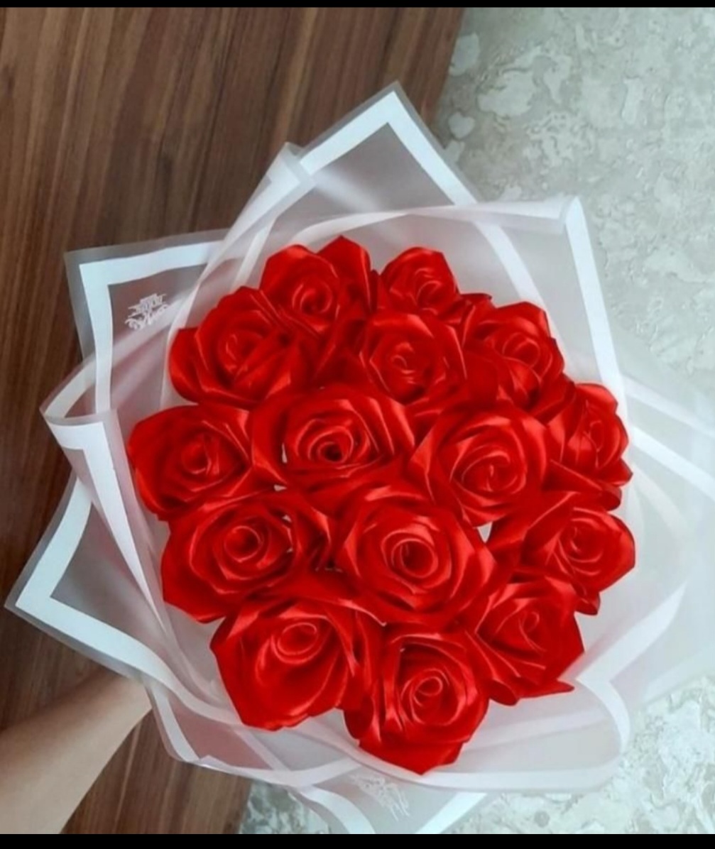 دست گل و باکس گل جاودان