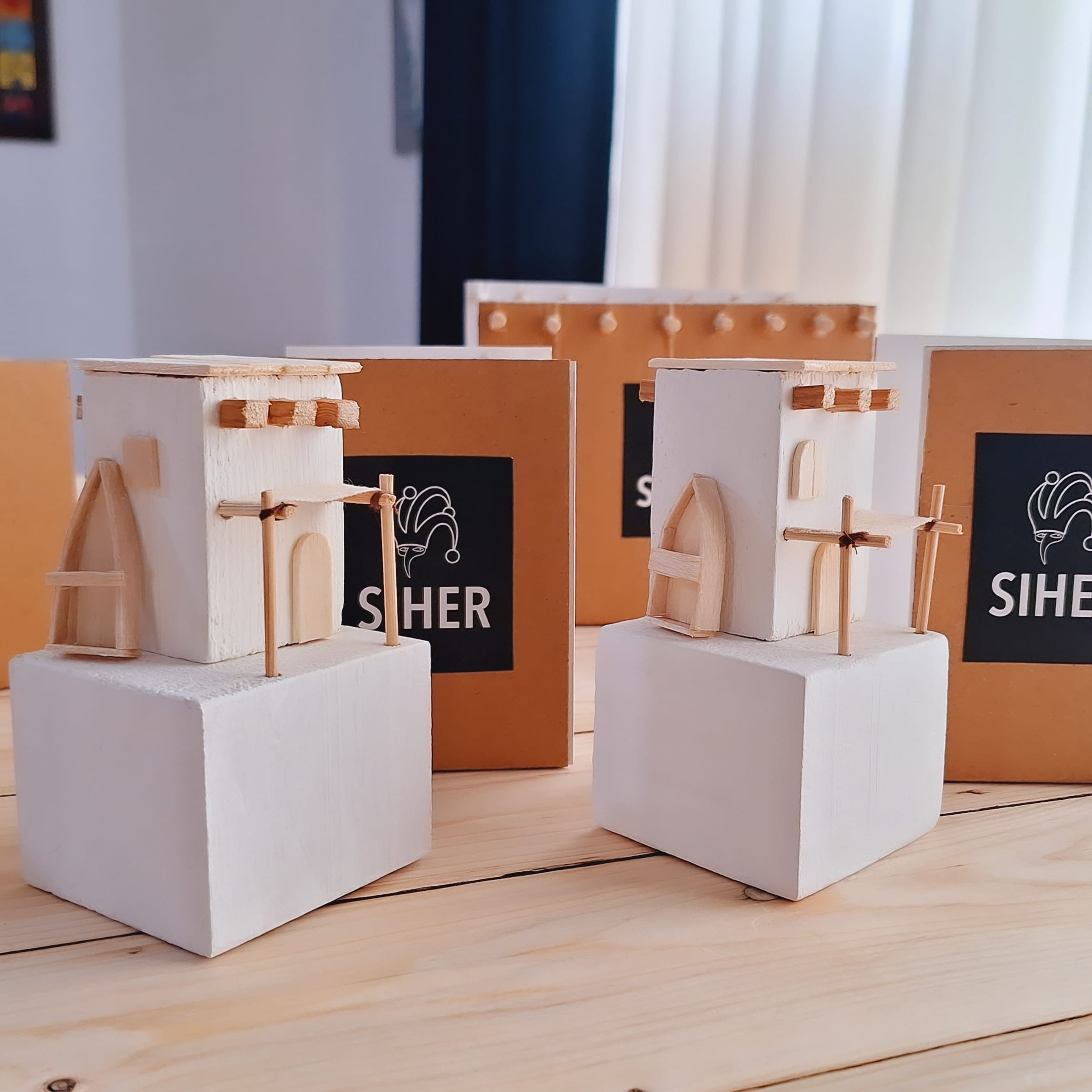 مجسمه های دکوراتیو رومیزی