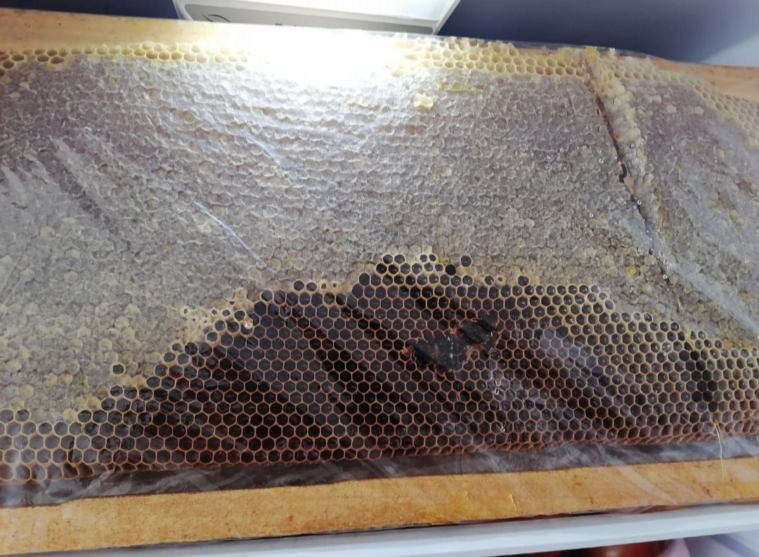 عسل طبیعی با موم