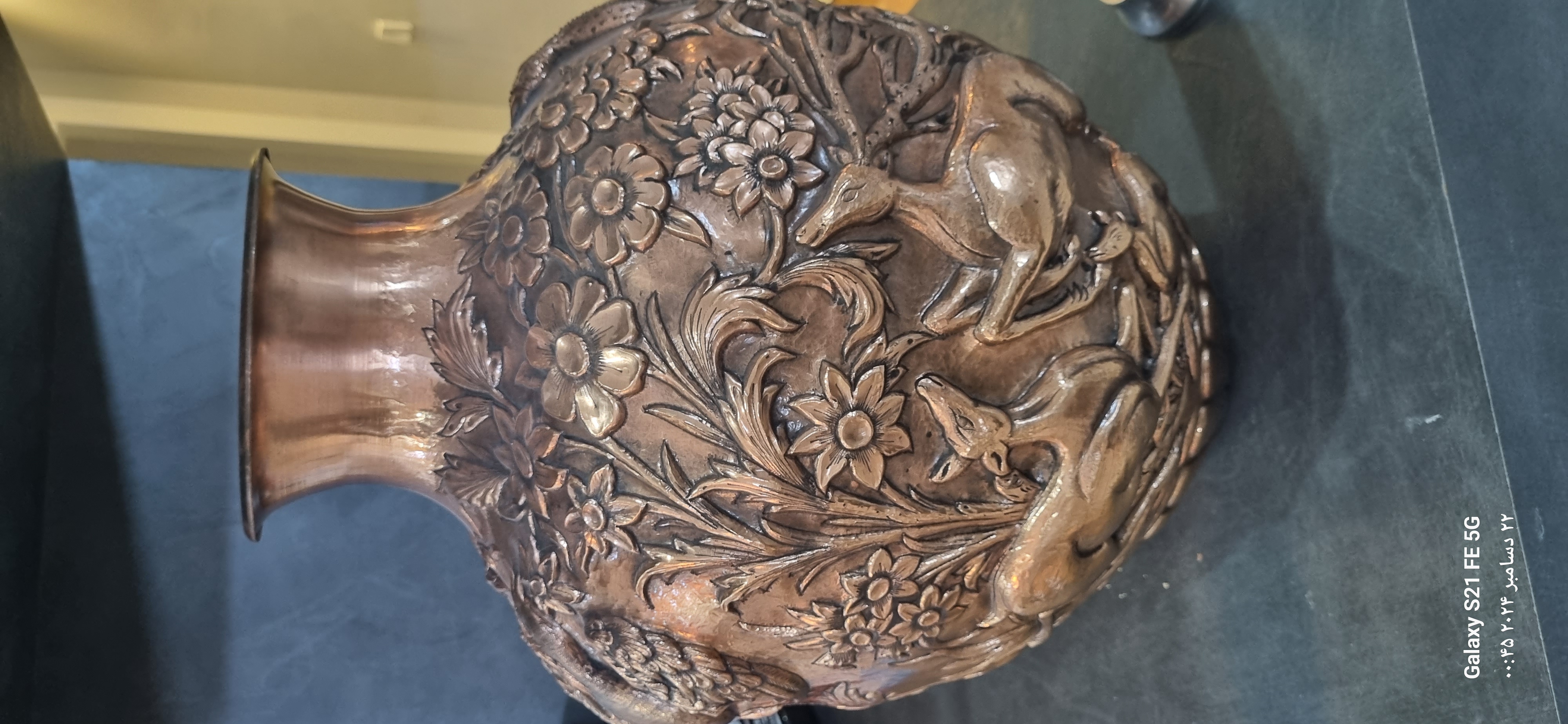 گلدان بزرگ مسی طرح برجسته شکار