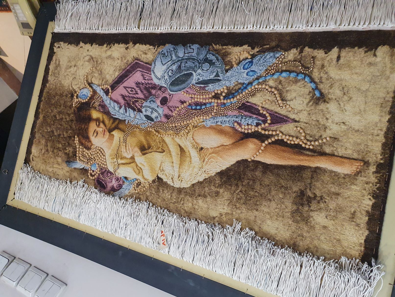 تابلو فرش دستباف دختر جواهر فروش 