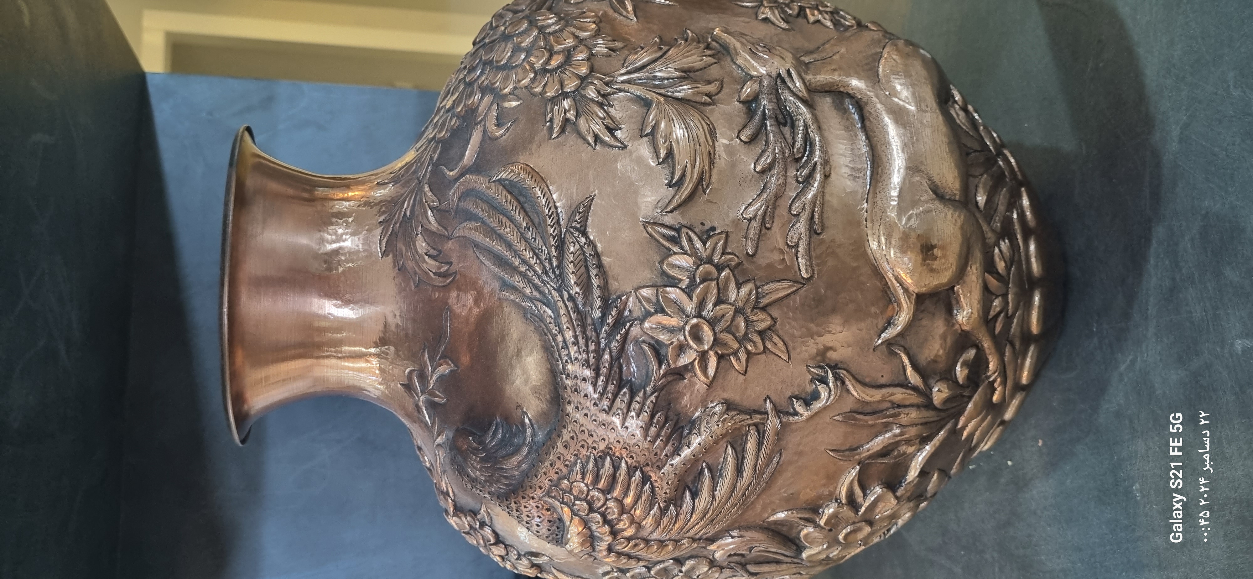 گلدان بزرگ مسی طرح برجسته شکار