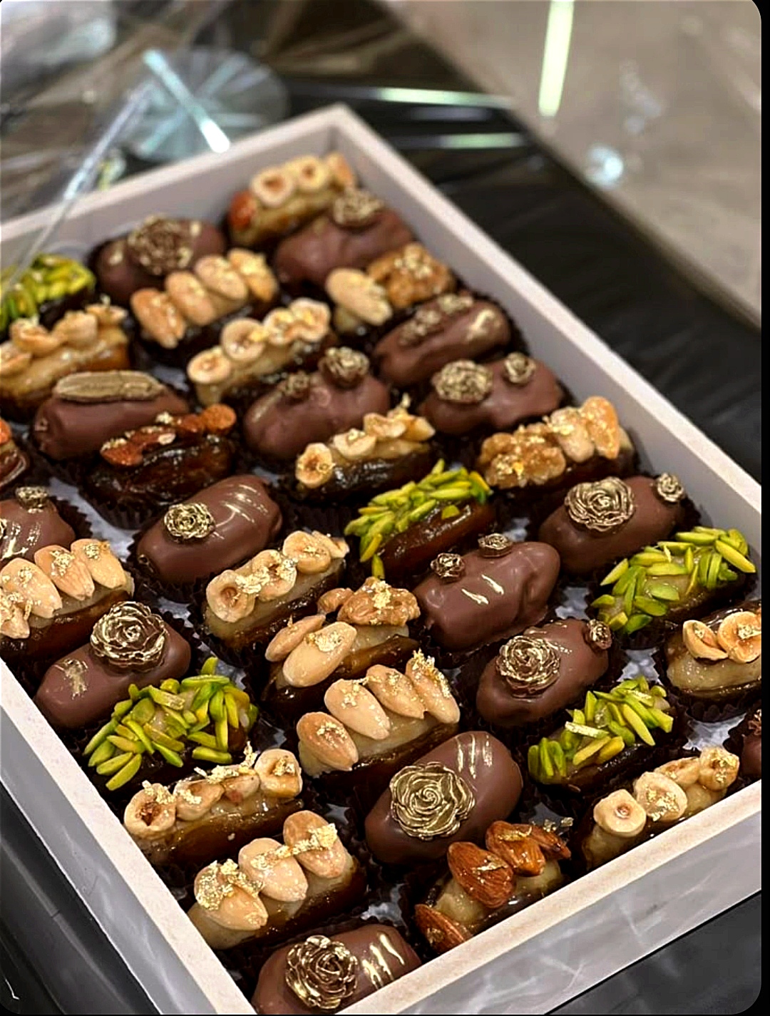 خرما شکلاتی مغزدار