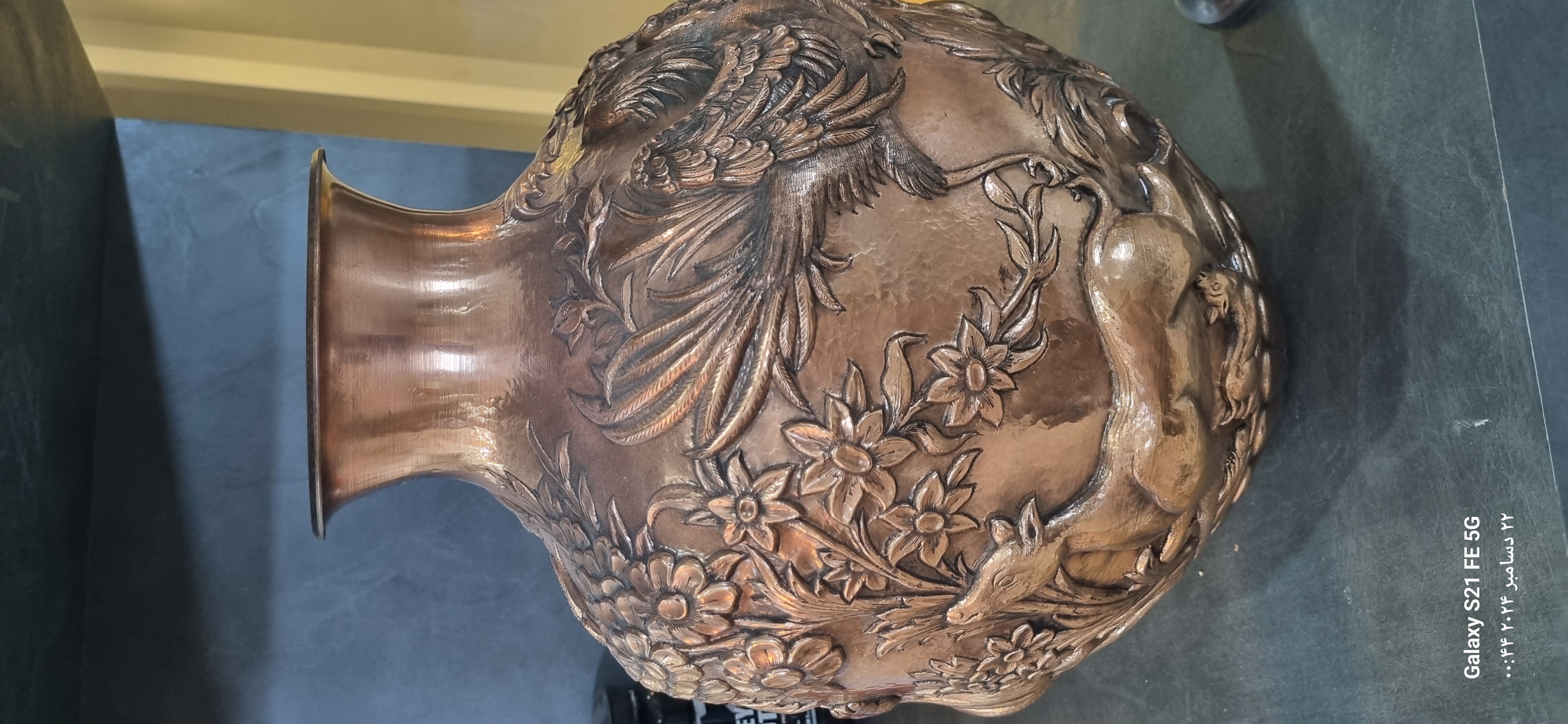 گلدان بزرگ مسی طرح برجسته شکار