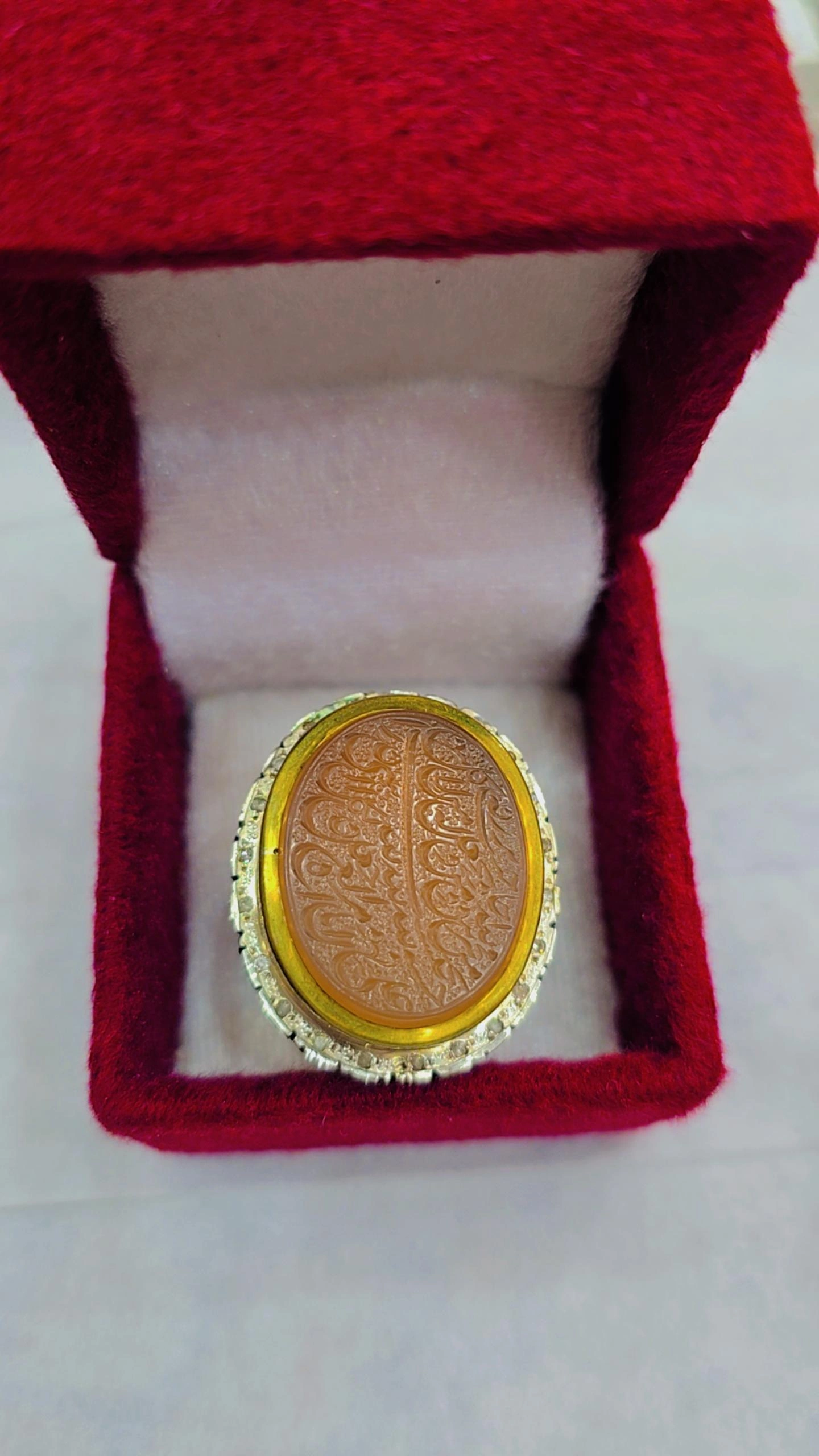 درخشش با انگشترهای لوکس و اصیل