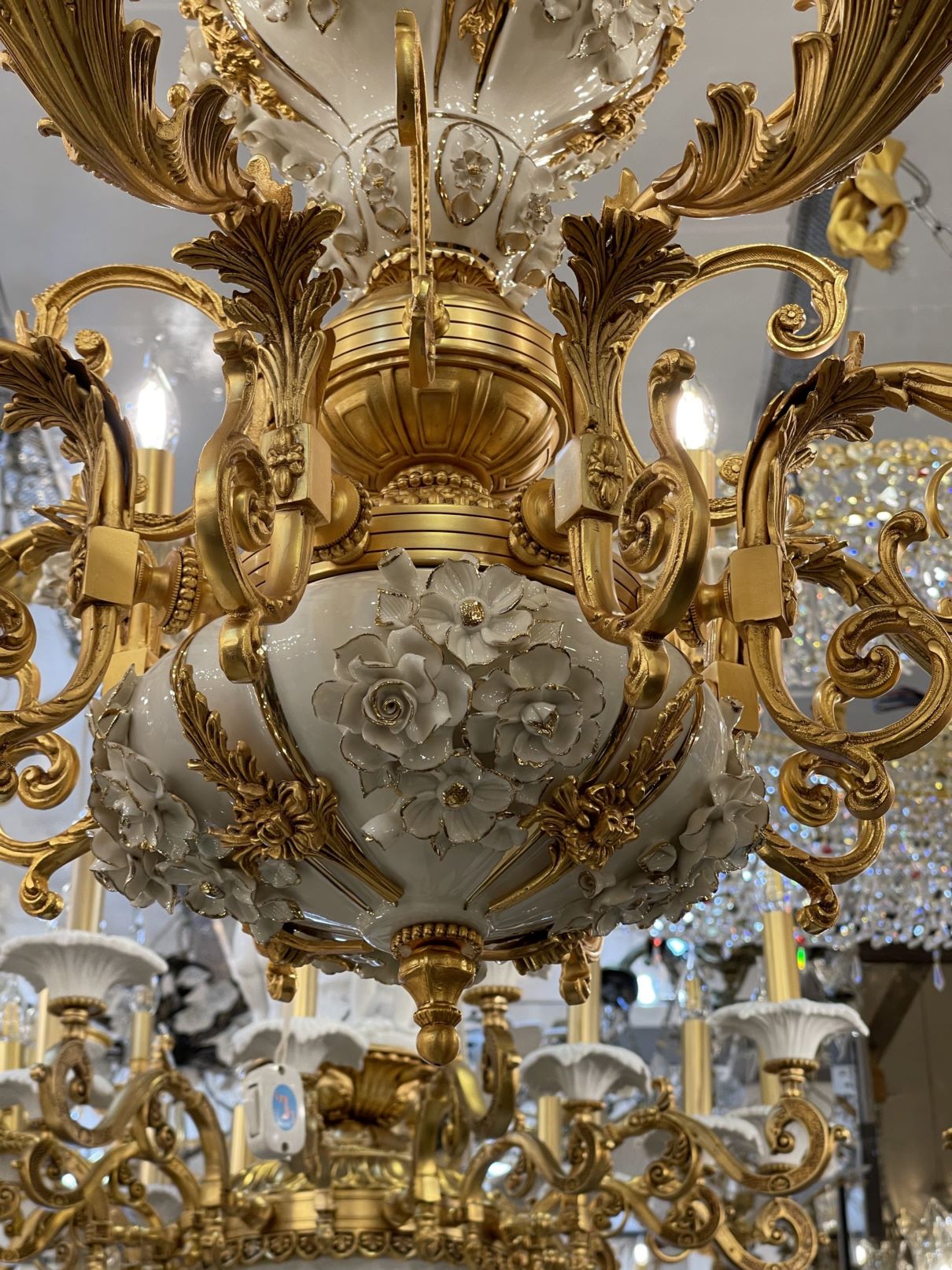 لوستر ۸ شاخه ، تلفیقی از فلز برنج و چینی