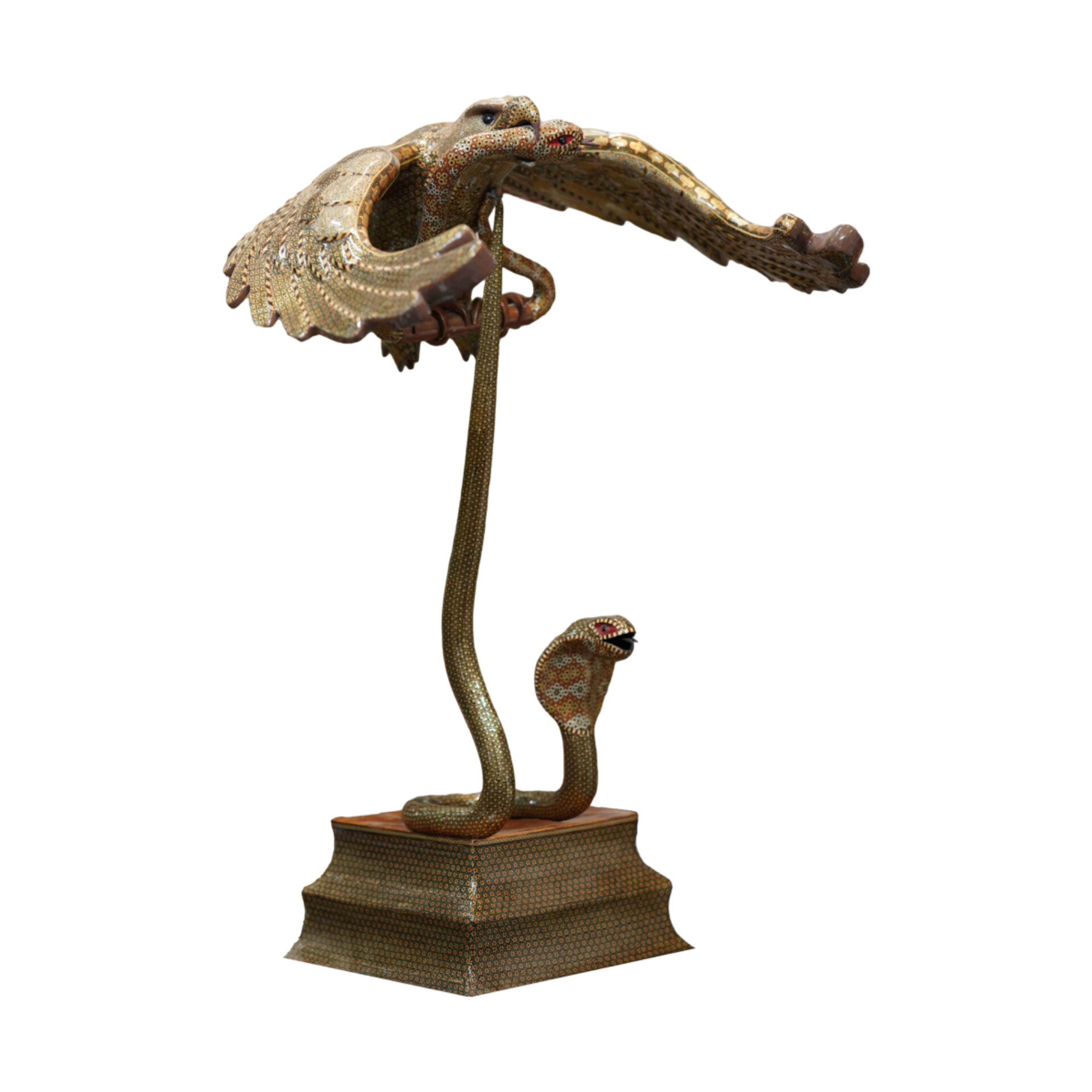 مجسمه خاتم کاری شده نبرد عقاب ومار