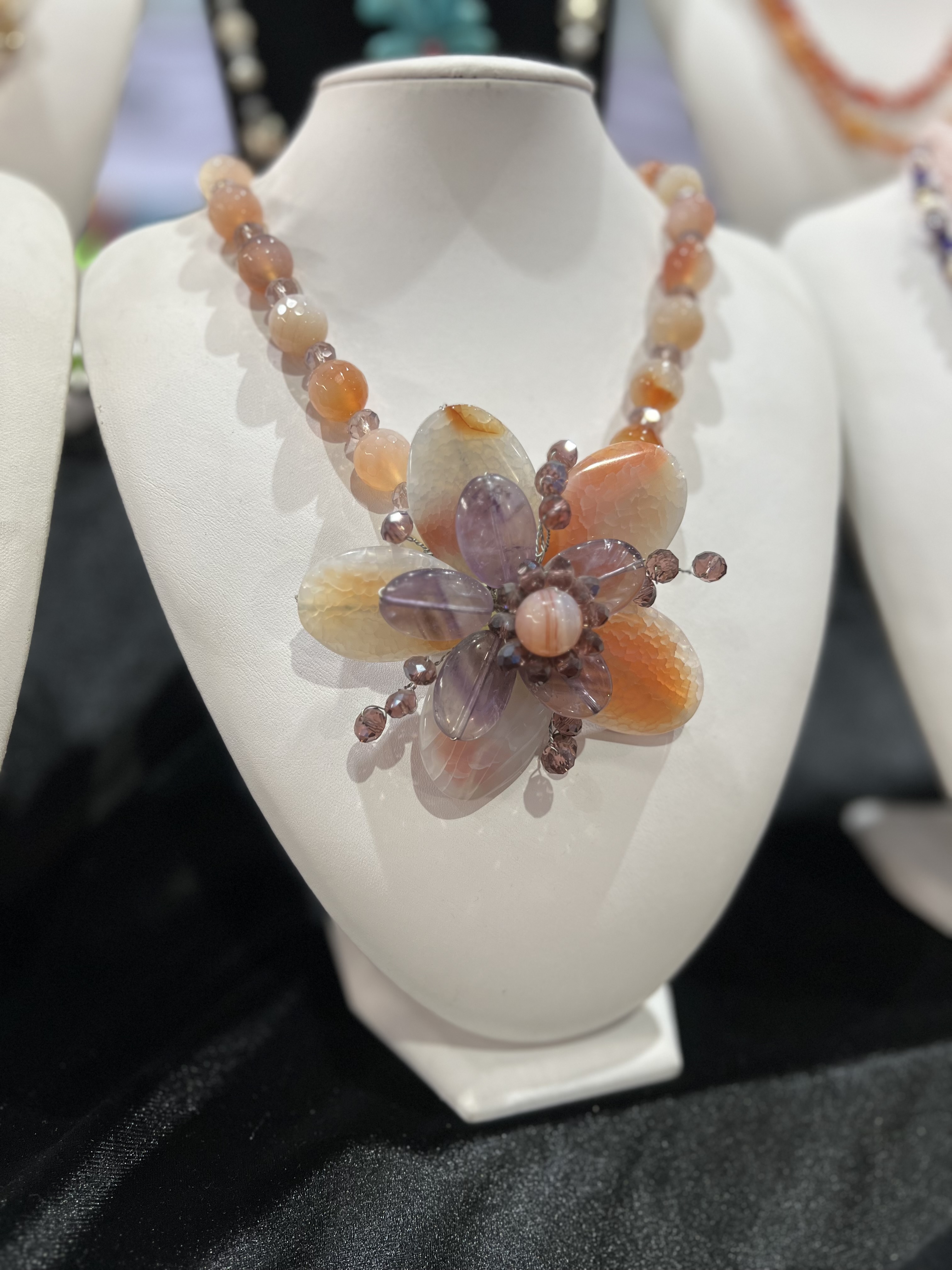 زیورآلات سنگ های قیمتی و نیمه قیمتی