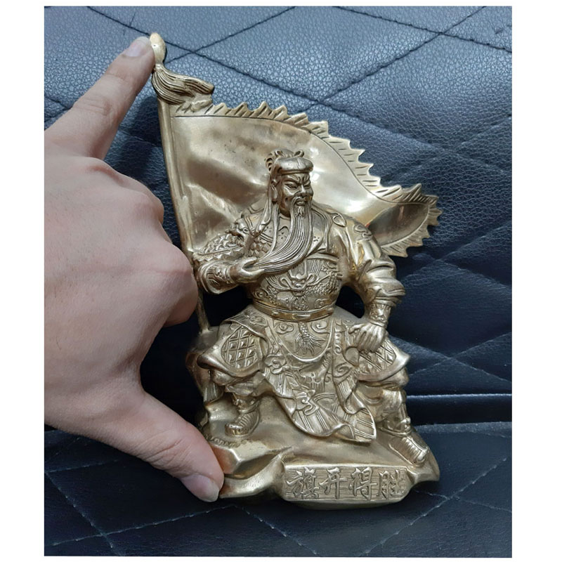 مجسمه برنجی مدل جنگجو پرچمدار کد A1