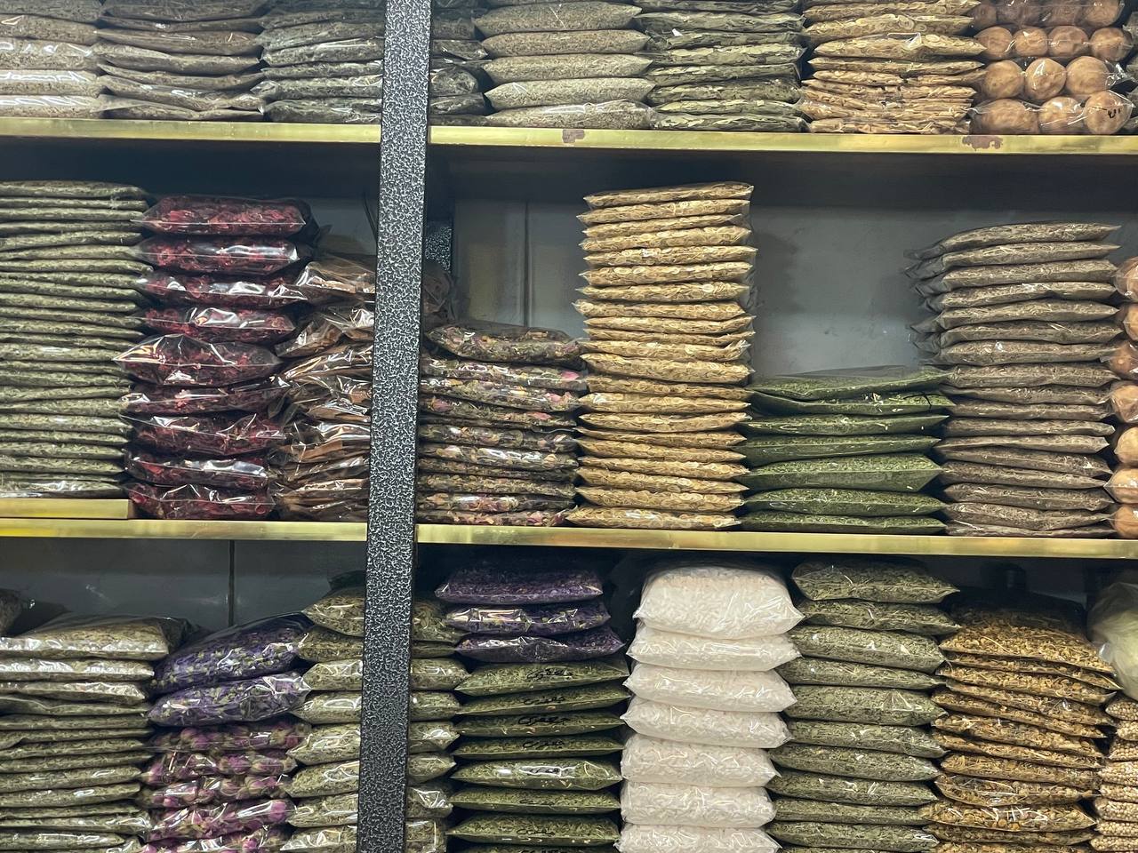 خشکبار و ادویه جات مرغوب 