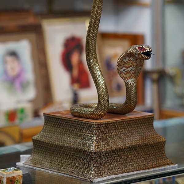 مجسمه خاتم کاری شده نبرد عقاب ومار