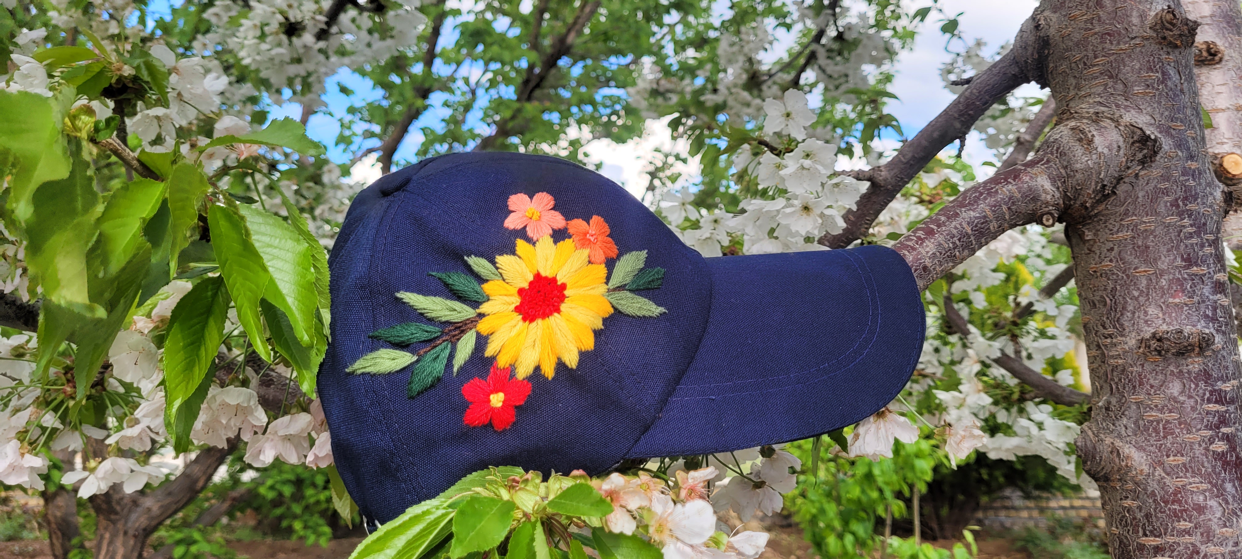 تابلو و کوسن و کلاه گلدوزی با دست 