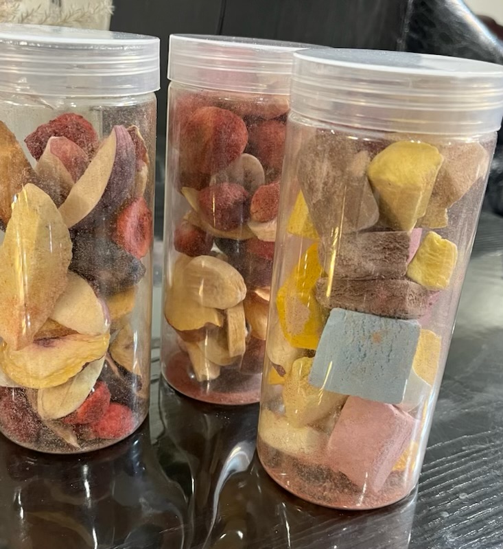 Dry ice cream and dried fruit