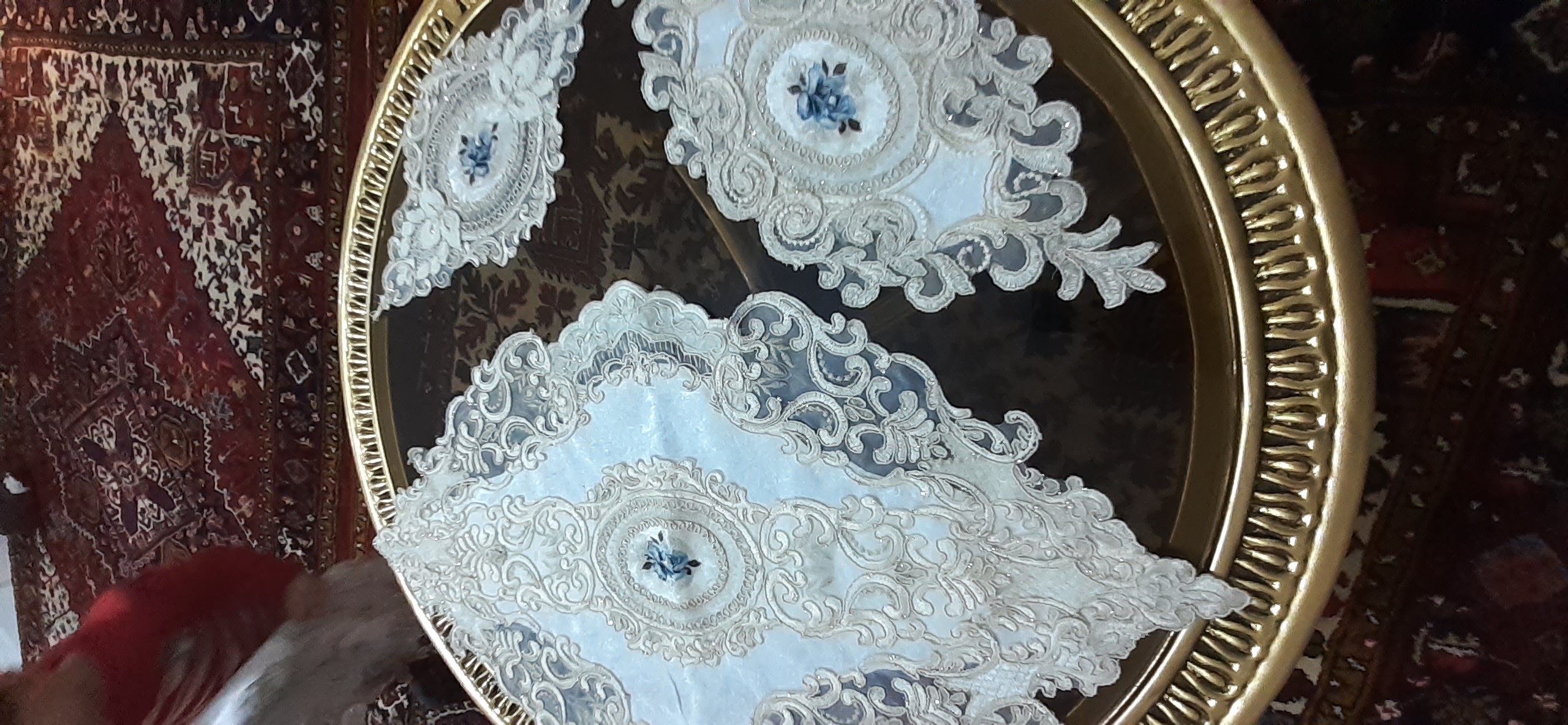 رومیزی مخمل و دانتل