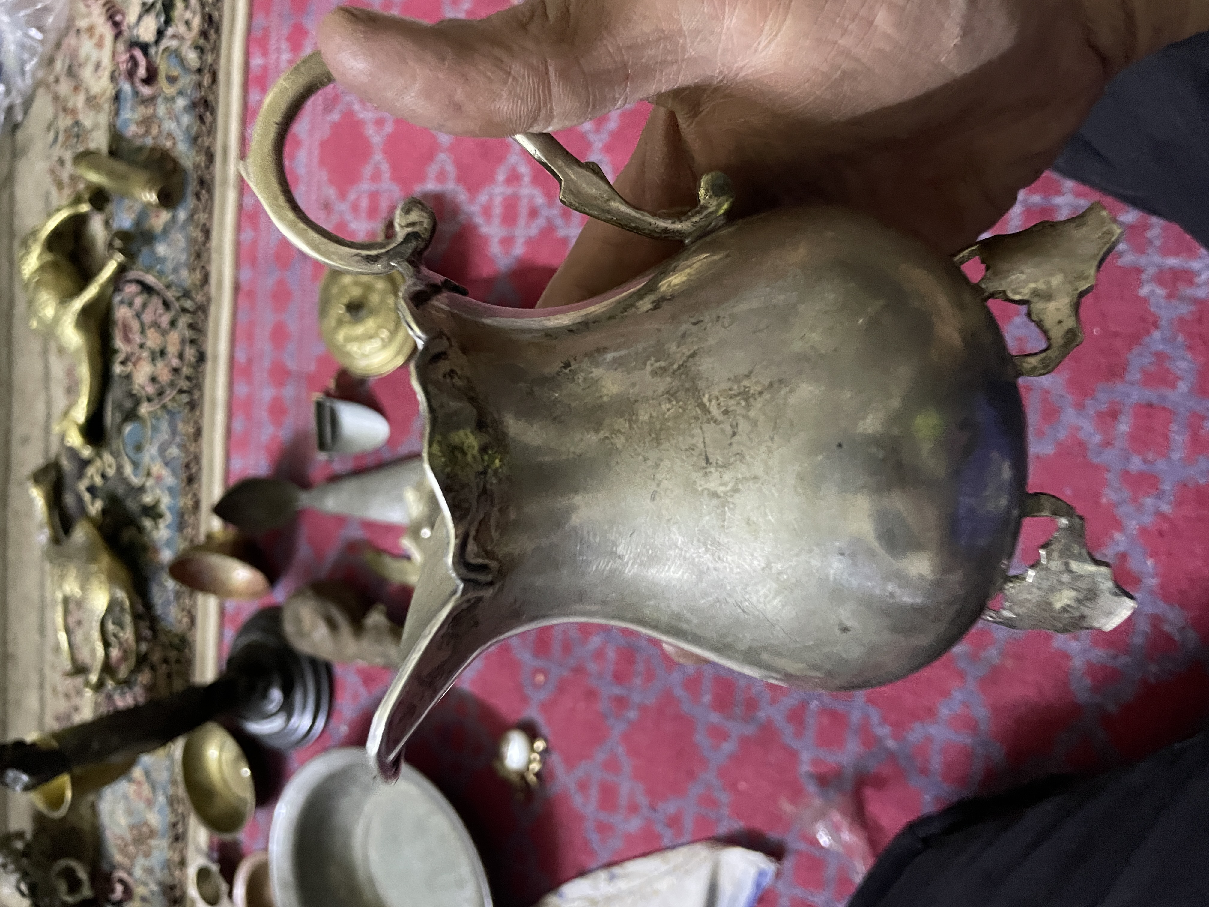مجسمه برنزی ظروف نقره
