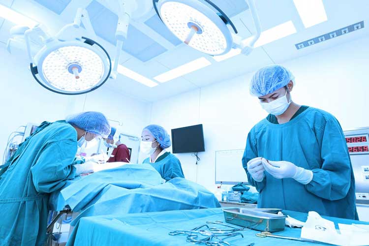 الخدمات الطبية في إيران