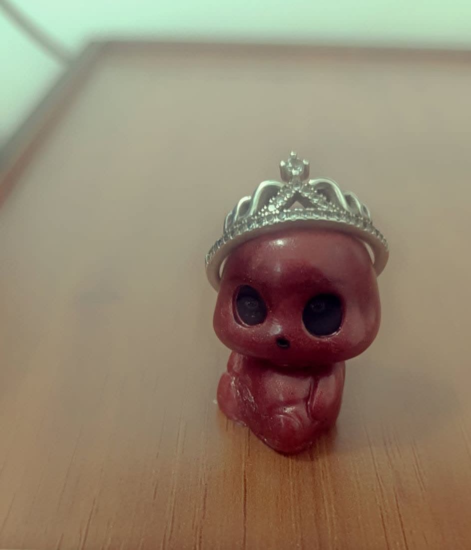 Resin finger puppet