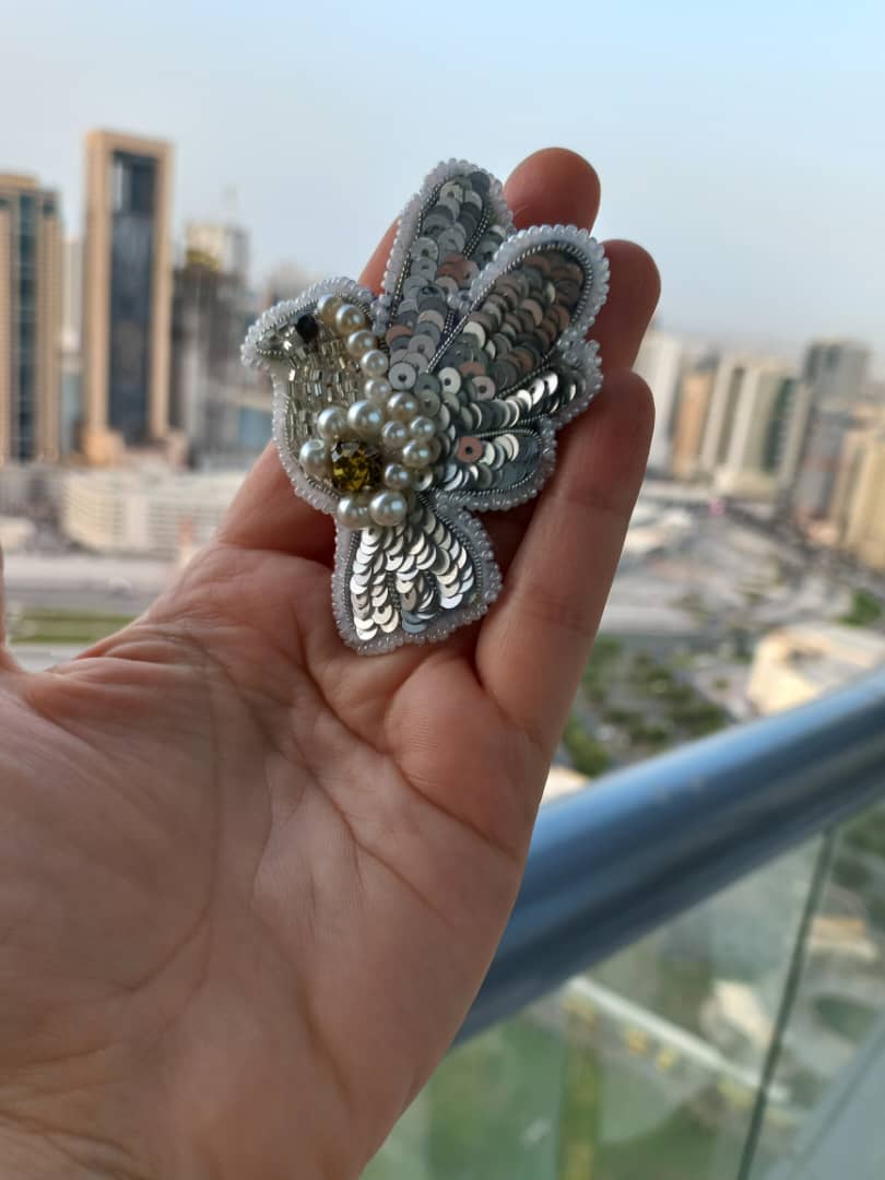 گل سینه کاملا دست دوز